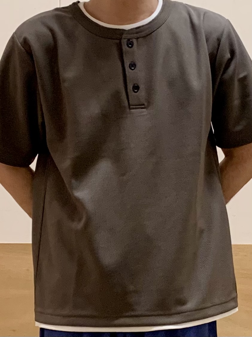 MATUさんの「THE SHOP TK｜【1枚でちゃんとして見える】ヘンリーネック レイヤード風 半袖Tシャツ 洗濯機OK」を使ったコーディネート