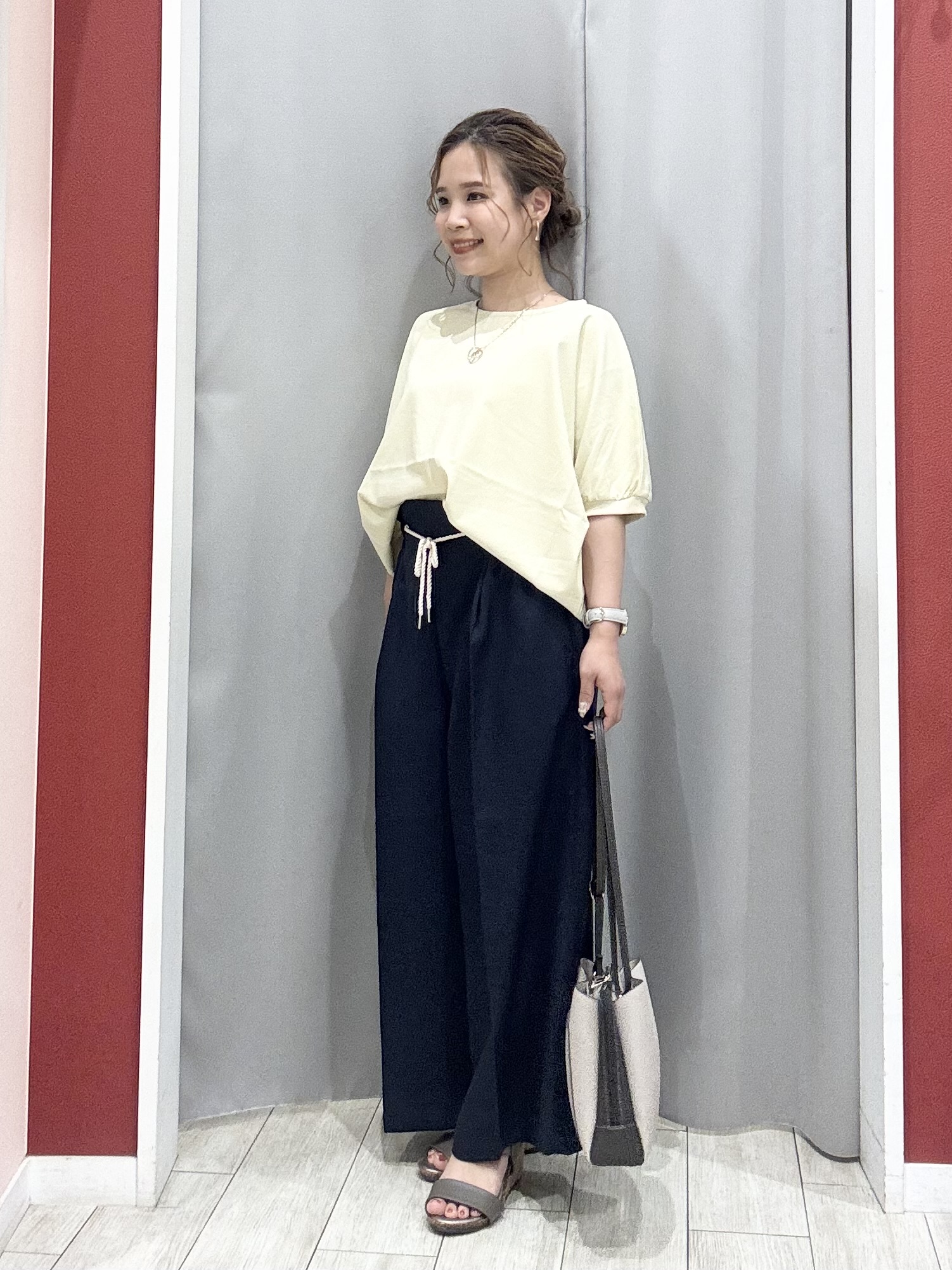 shioさんの「SHOO･LA･RUE｜【ひんやり/洗濯後しわになりにくい】インせず着られる さらっとタッチのドルマンブラウス」を使ったコーディネート