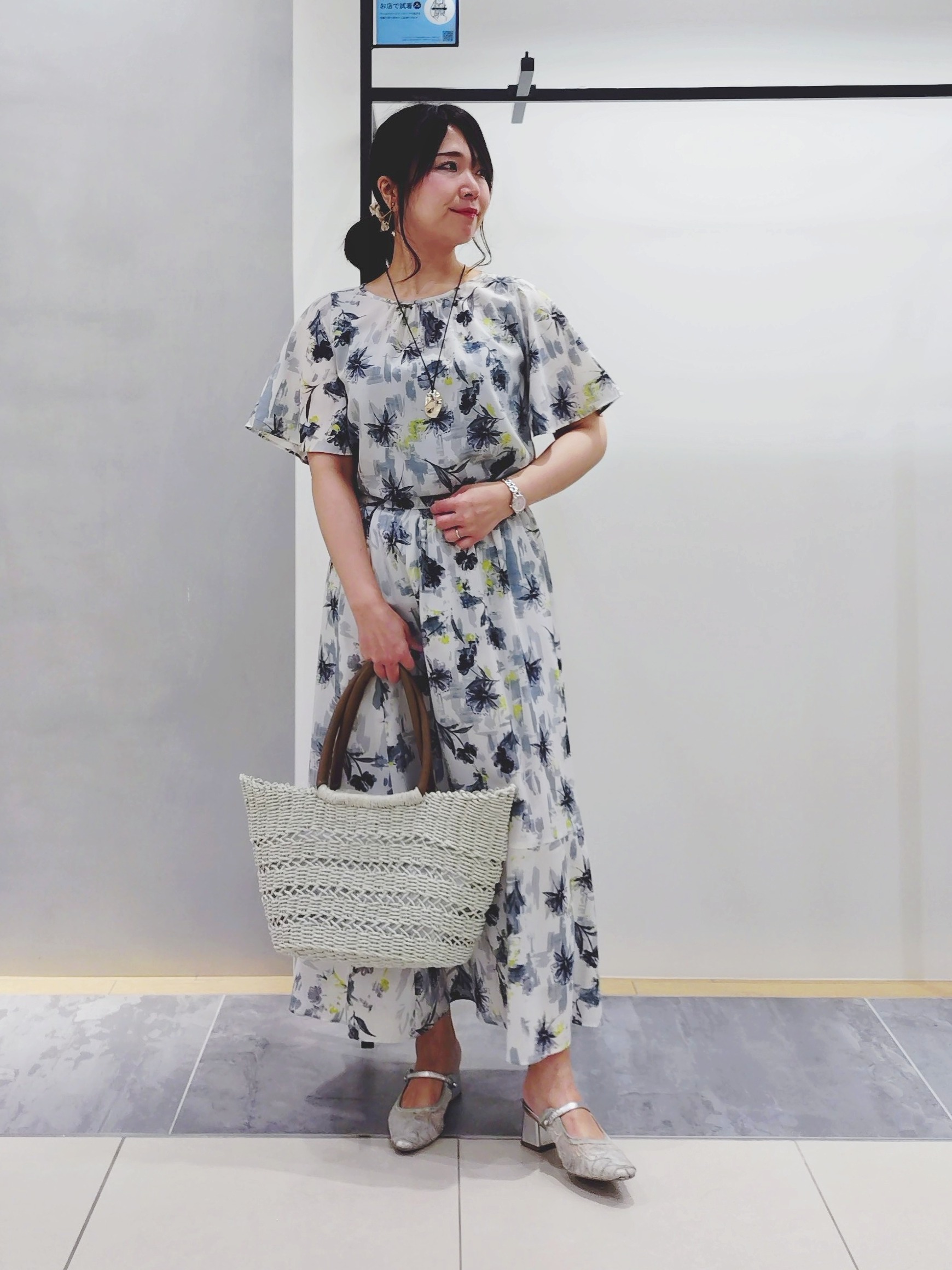 TOMOMIさんの「INDIVI｜【洗える／アンサンブル可能】シアースストライプカーディガン」を使ったコーディネート