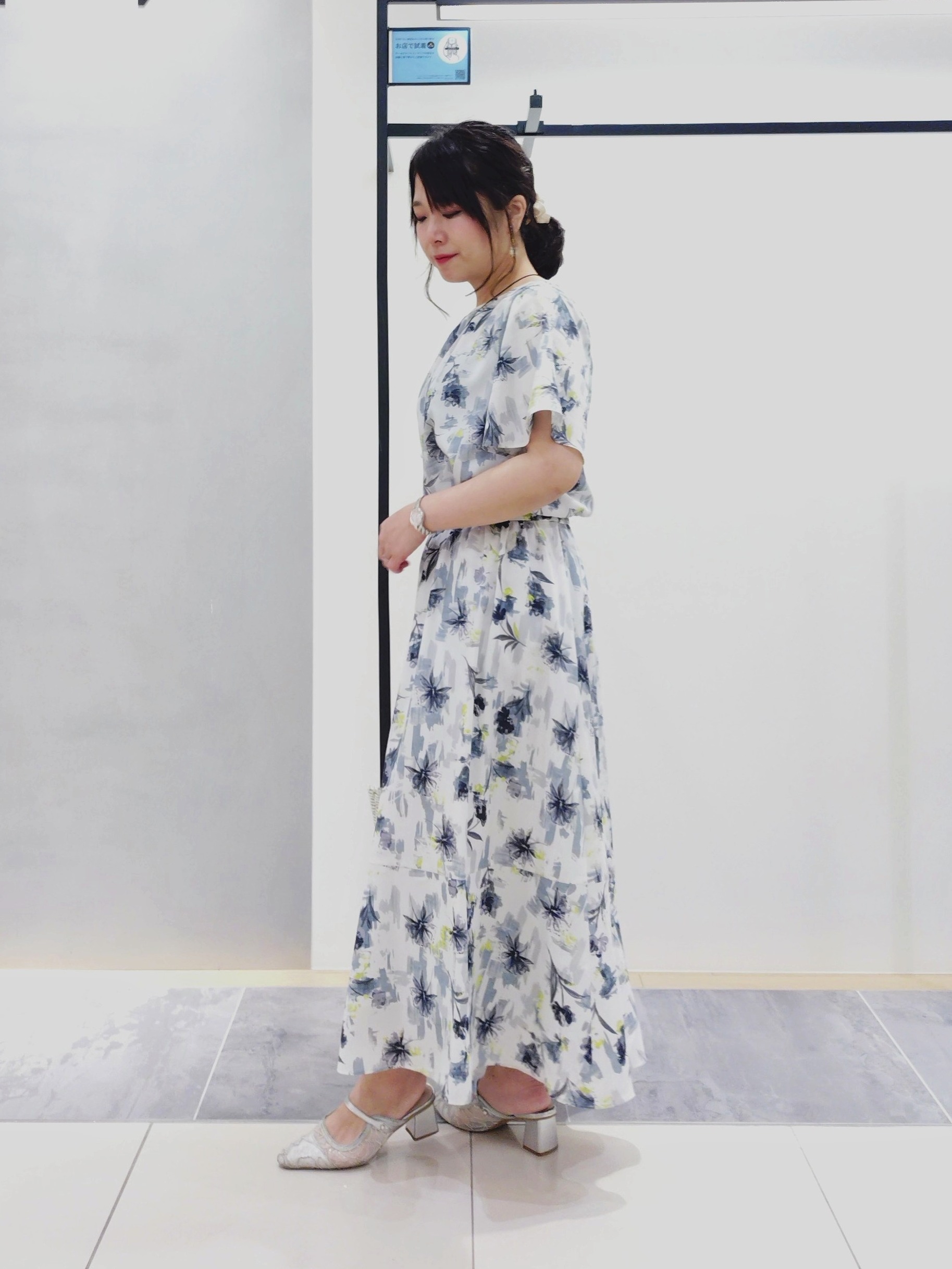 TOMOMIさんの「INDIVI｜【洗える／アンサンブル可能】シアースストライプカーディガン」を使ったコーディネート