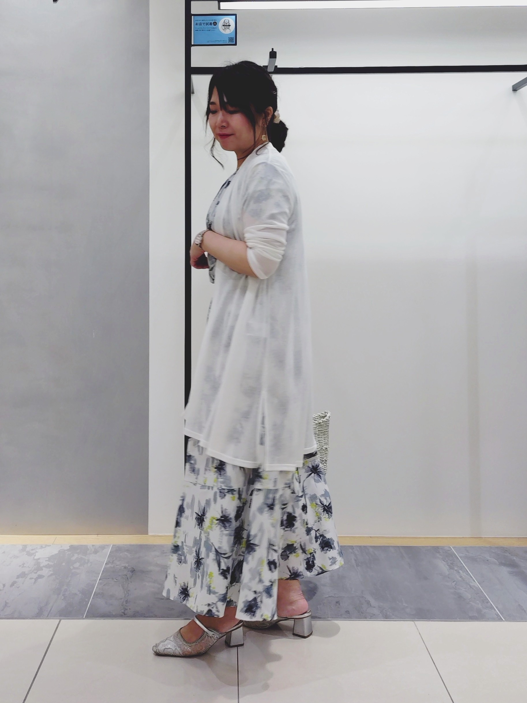 TOMOMIさんの「INDIVI｜【洗える／アンサンブル可能】シアースストライプカーディガン」を使ったコーディネート