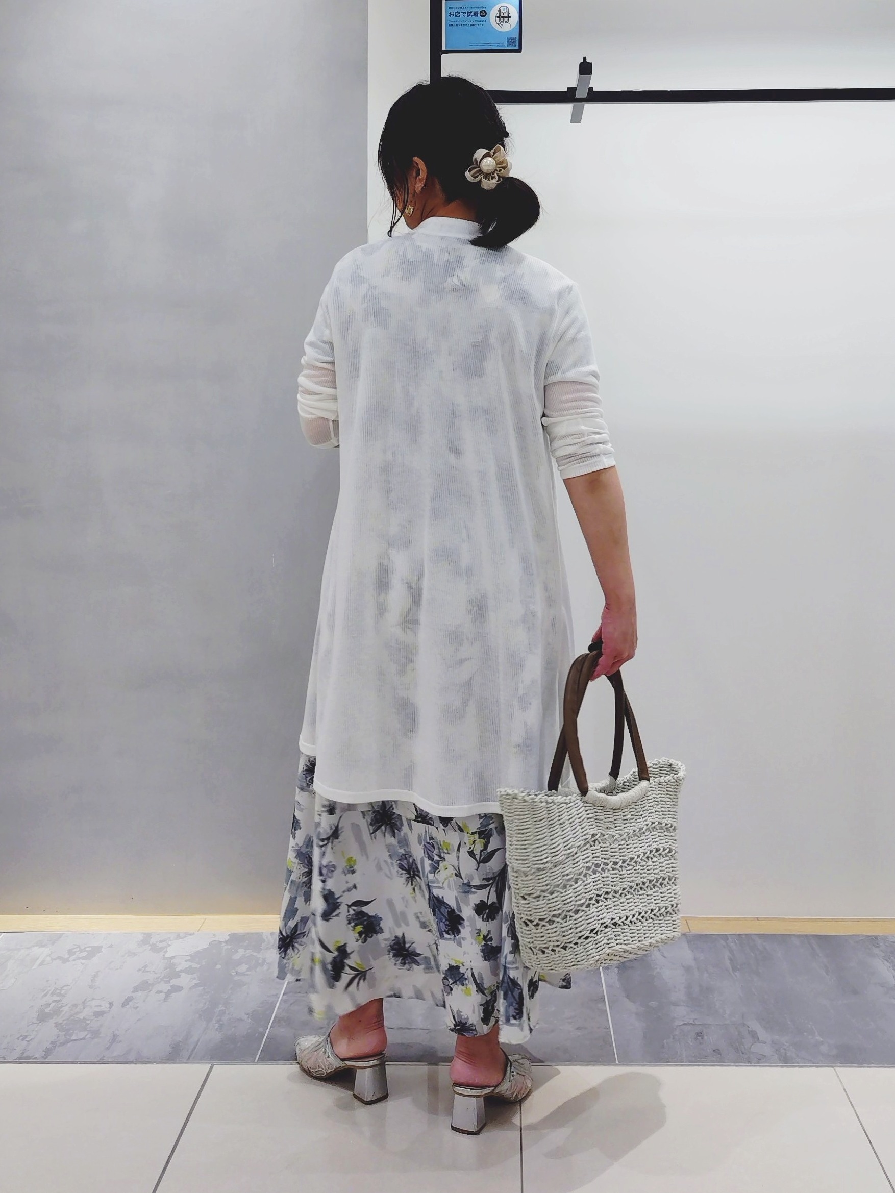 TOMOMIさんの「INDIVI｜【洗える／アンサンブル可能】シアースストライプカーディガン」を使ったコーディネート