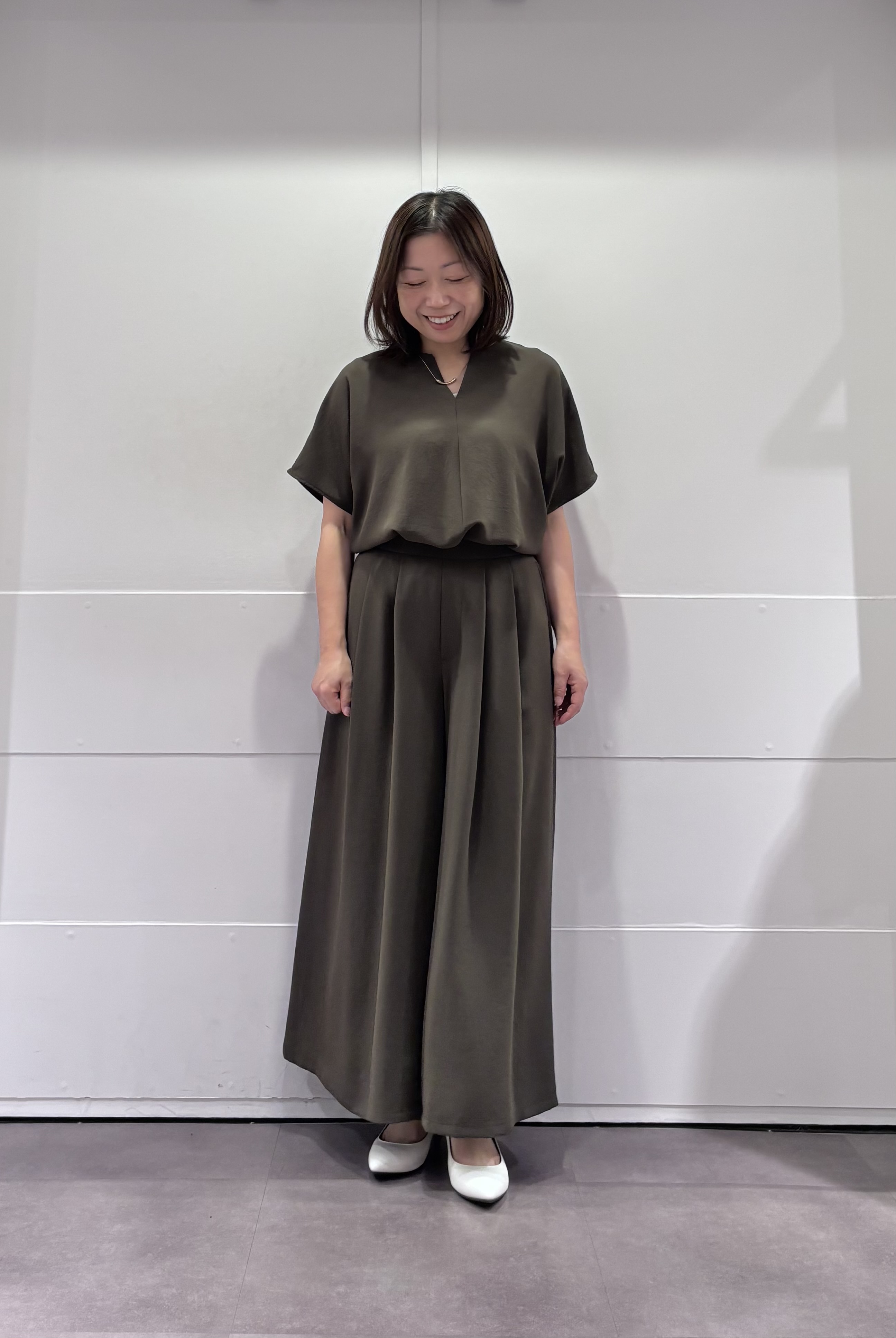 TOKOさんの「UNTITLED｜【UV/接触冷感/セットアップ可】リラクシーキーVネックブラウス」を使ったコーディネート