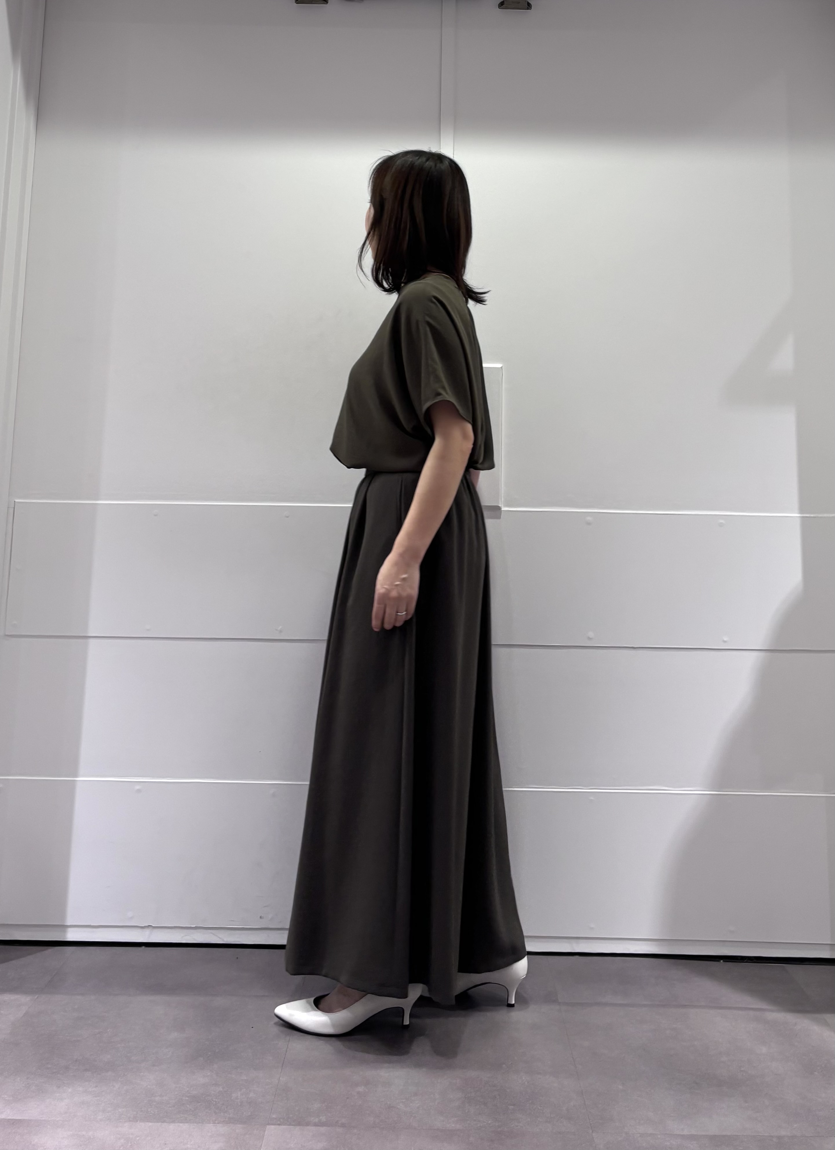 TOKOさんの「UNTITLED｜【UV/接触冷感/セットアップ可】リラクシーキーVネックブラウス」を使ったコーディネート