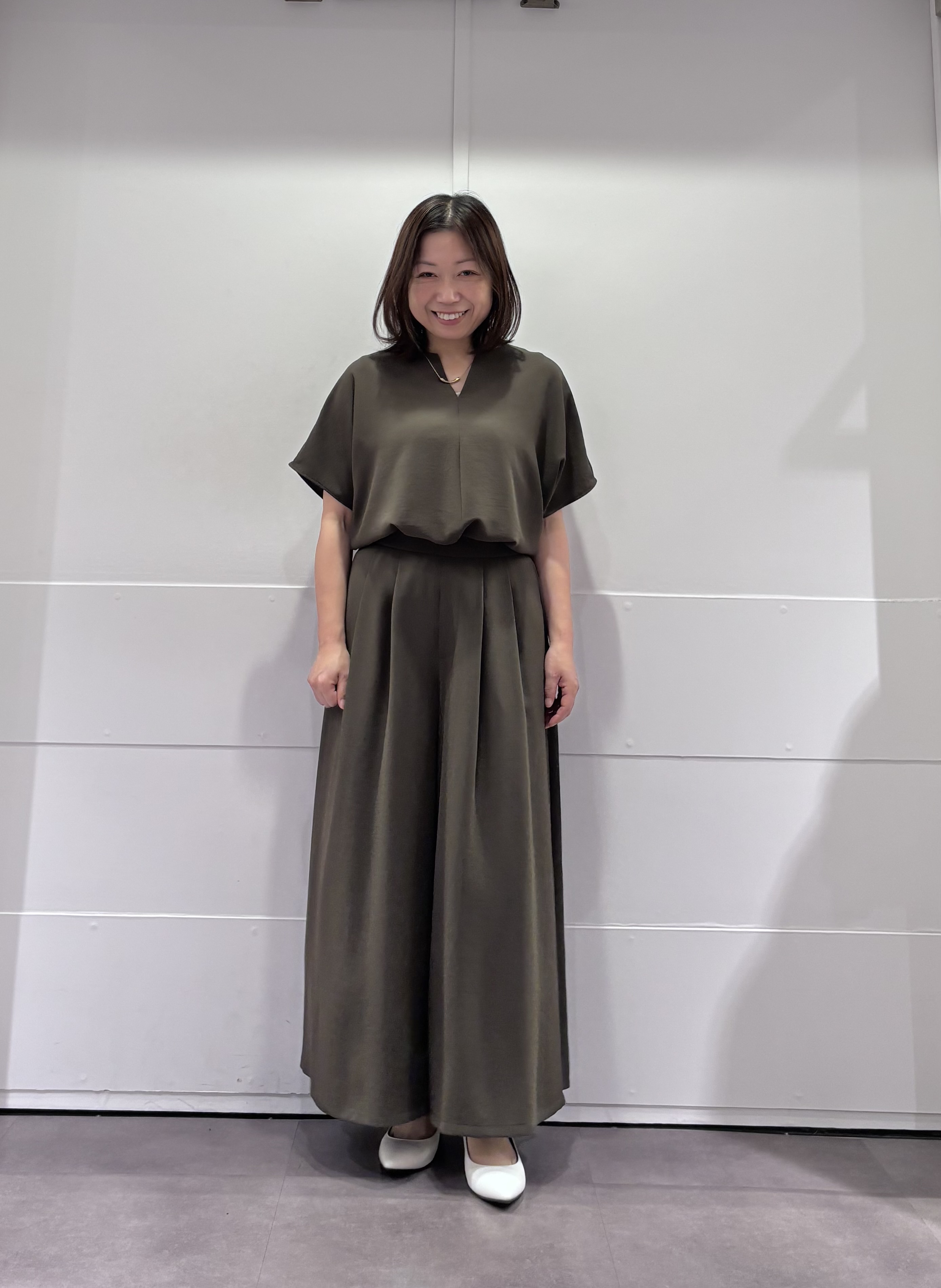 TOKOさんの「UNTITLED｜【UV/接触冷感/セットアップ可】リラクシーキーVネックブラウス」を使ったコーディネート