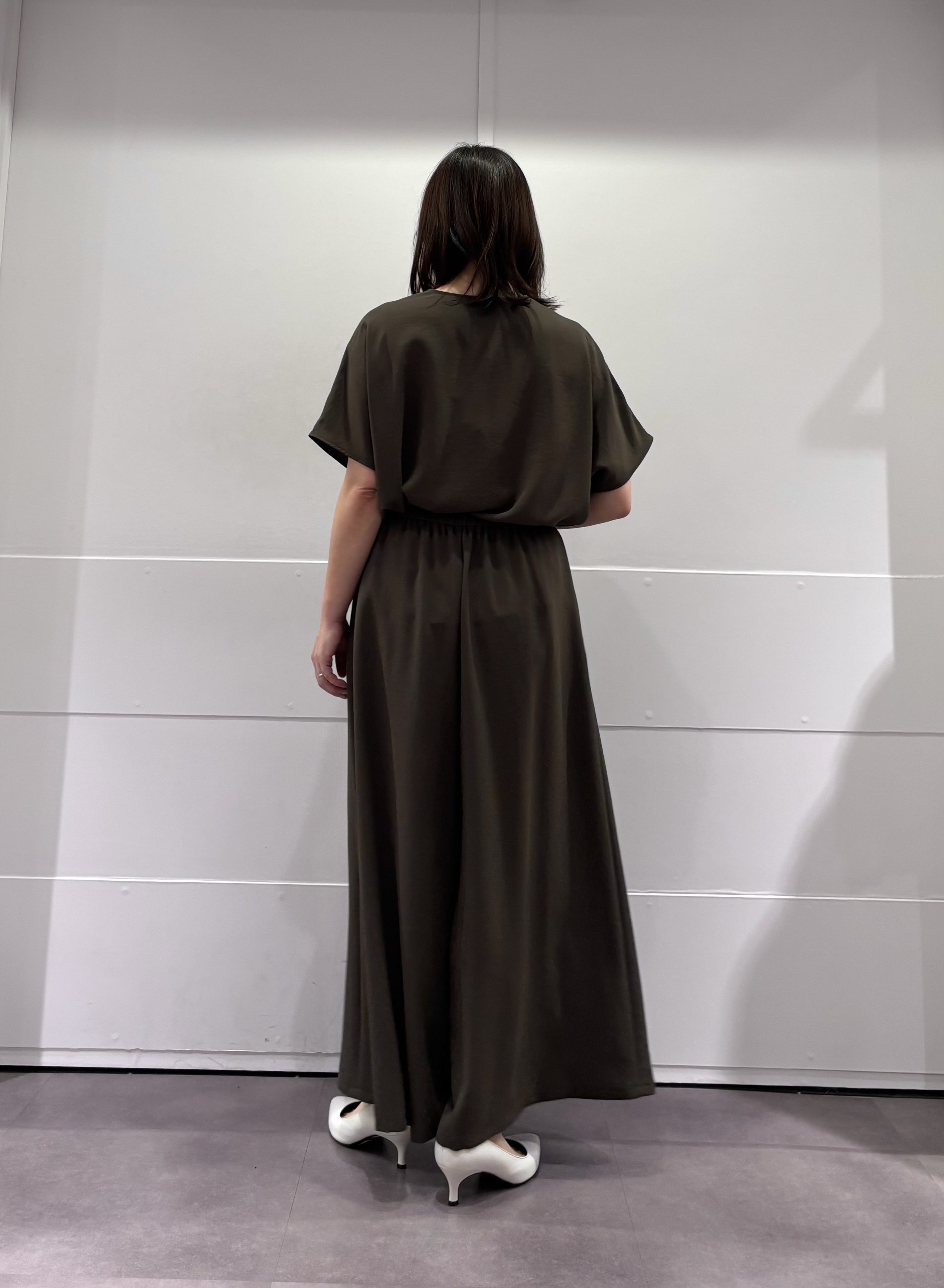 TOKOさんの「UNTITLED｜【UV/接触冷感/セットアップ可】リラクシーキーVネックブラウス」を使ったコーディネート