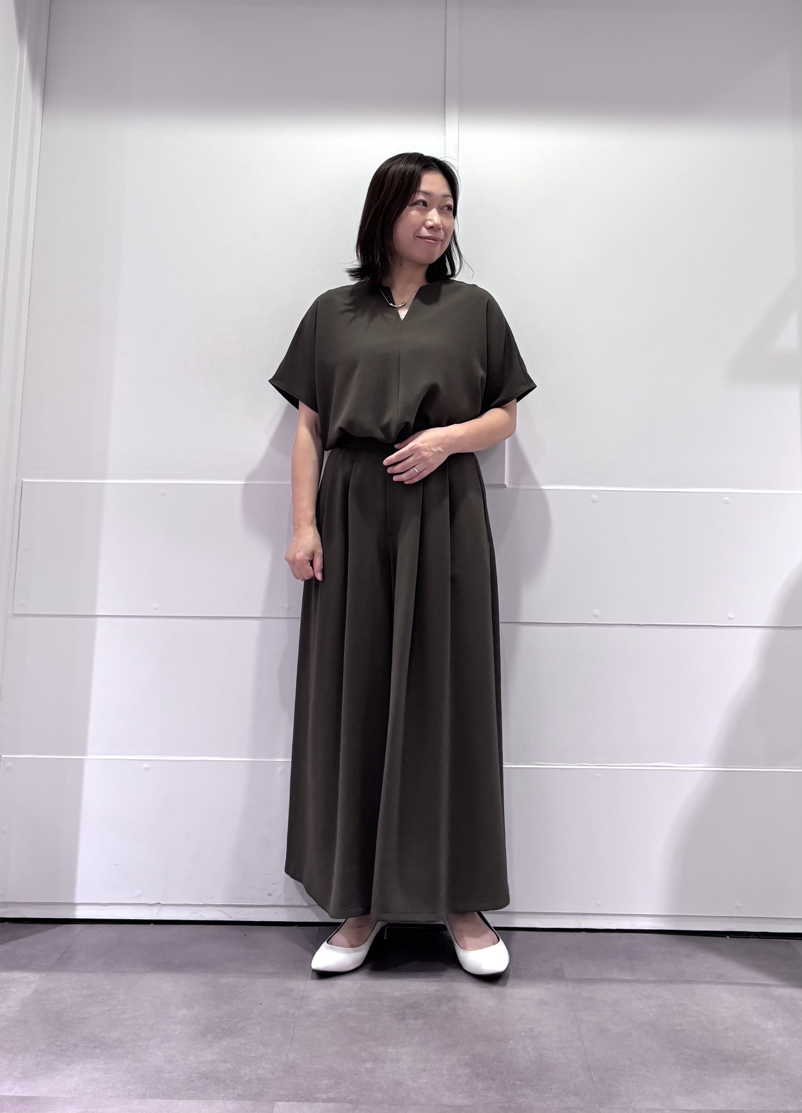 TOKOさんの「UNTITLED｜【UV/接触冷感/セットアップ可】リラクシーキーVネックブラウス」を使ったコーディネート