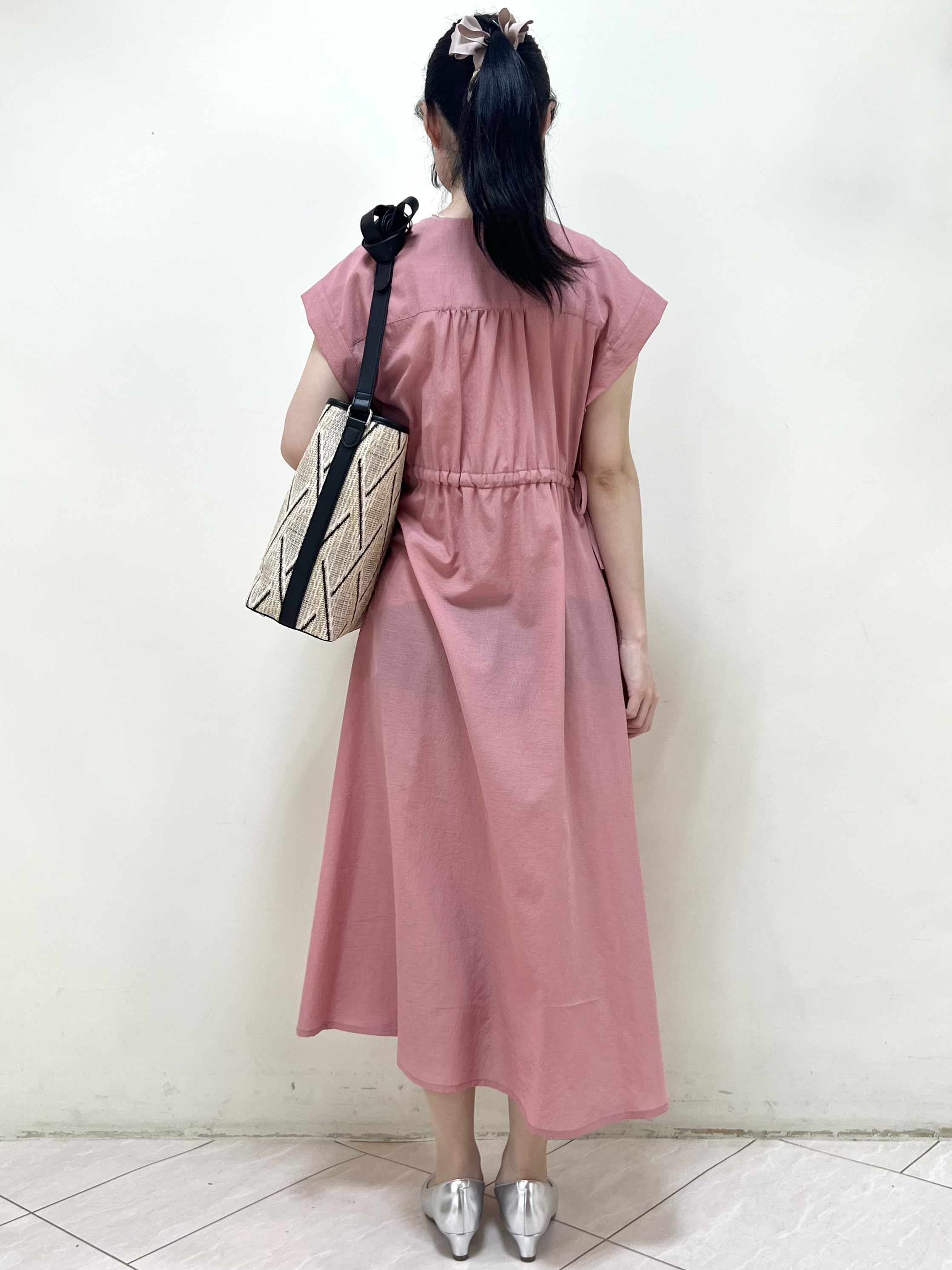 yanaさんの「Reflect｜【通気性あり／涼しい／マシンウォッシャブル】フロントボタンワンピース」を使ったコーディネート