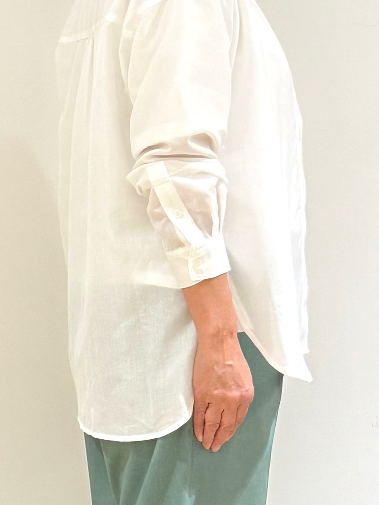 Lilyさんの「grove｜【洗濯機OK・ひんやり】朝晩の気温差に◎軽やかシアーシャツ」を使ったコーディネート