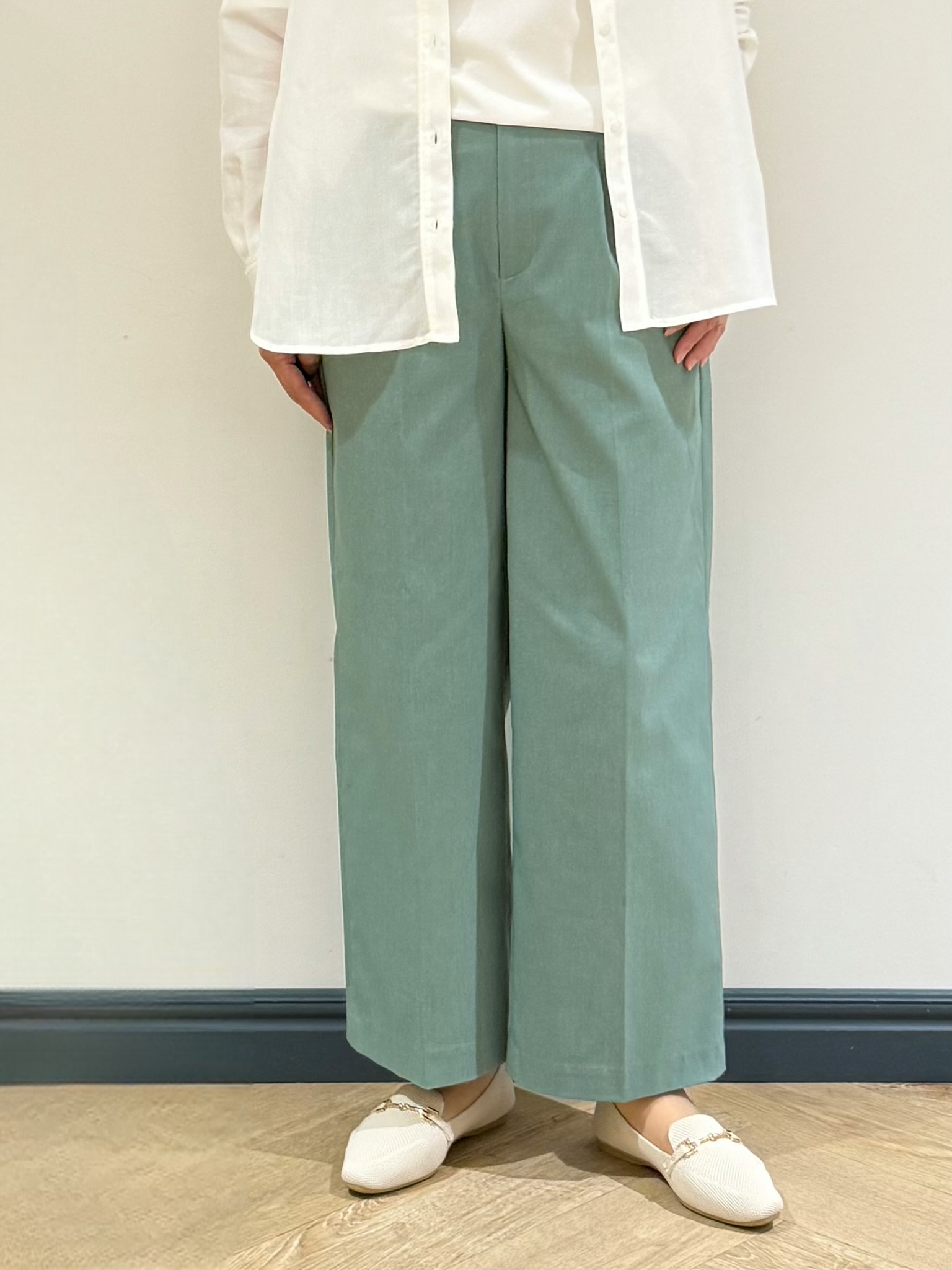 Lilyさんの「grove｜【洗濯機OK・ひんやり】朝晩の気温差に◎軽やかシアーシャツ」を使ったコーディネート