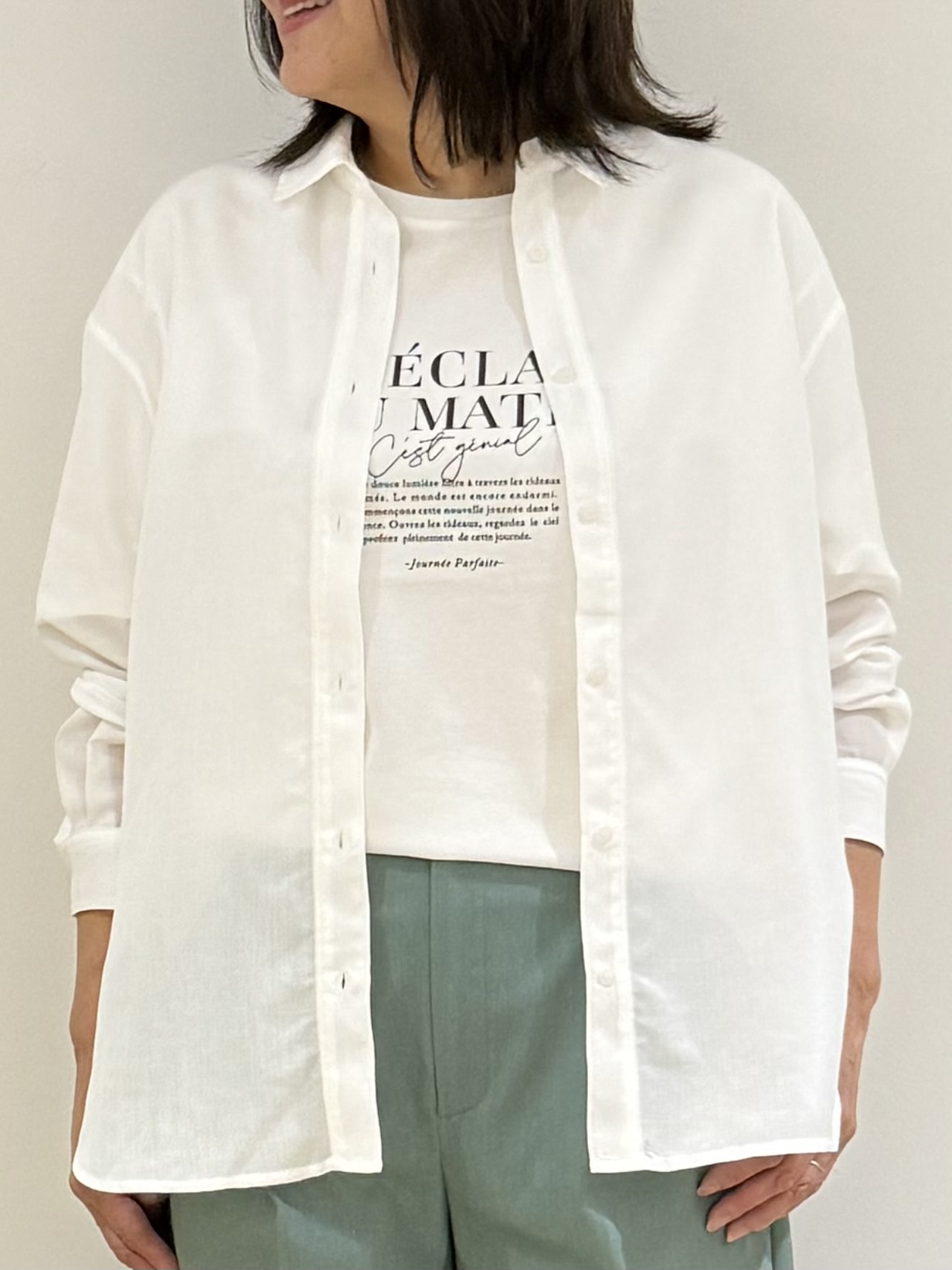 Lilyさんの「grove｜【洗濯機OK・ひんやり】朝晩の気温差に◎軽やかシアーシャツ」を使ったコーディネート