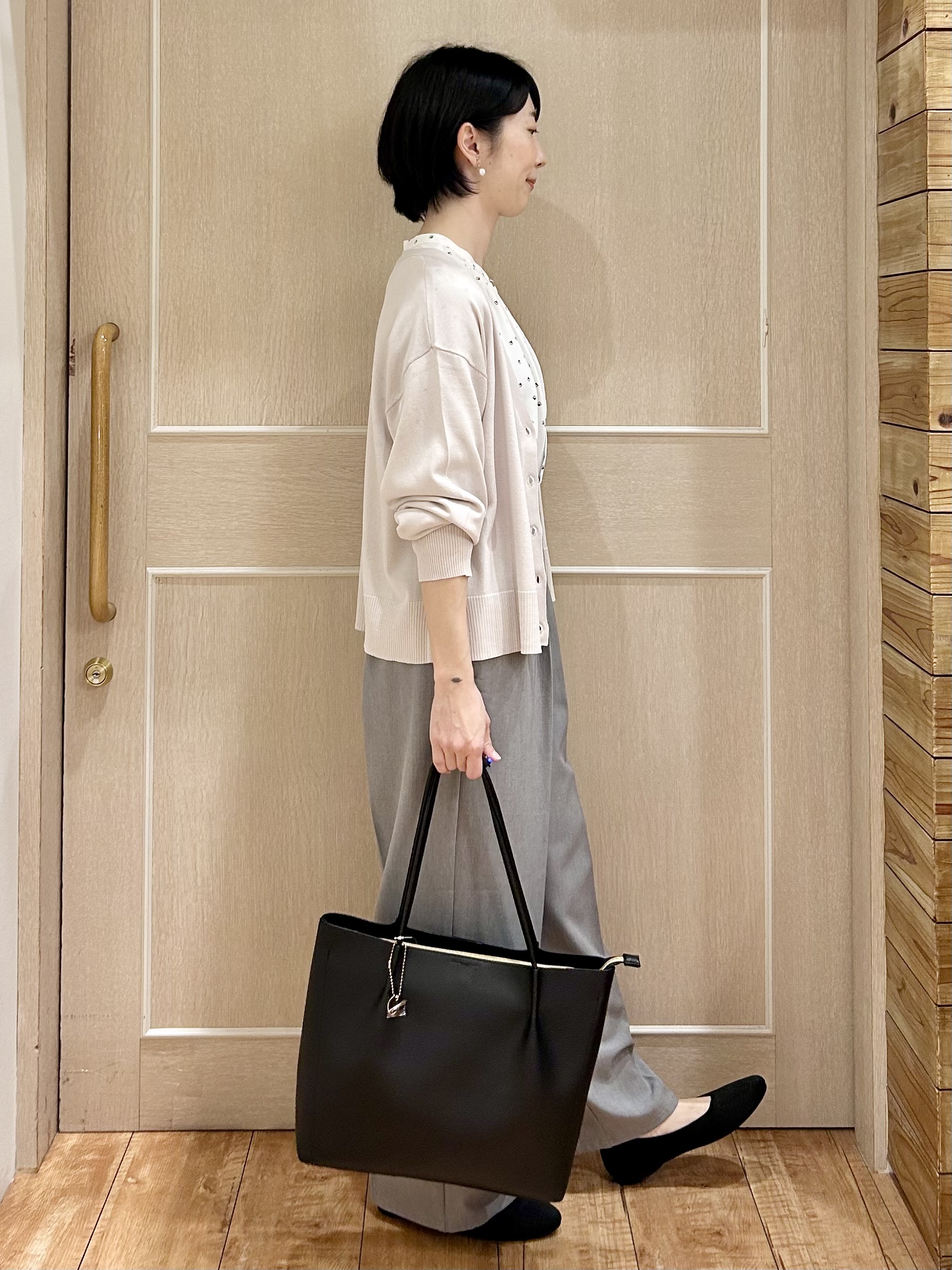 ちぐささんの「SHOO･LA･RUE｜【洗濯機可/ひんやり/UV】さらっとしたタッチが心地よい ショート丈 Vネックカーディガン」を使ったコーディネート