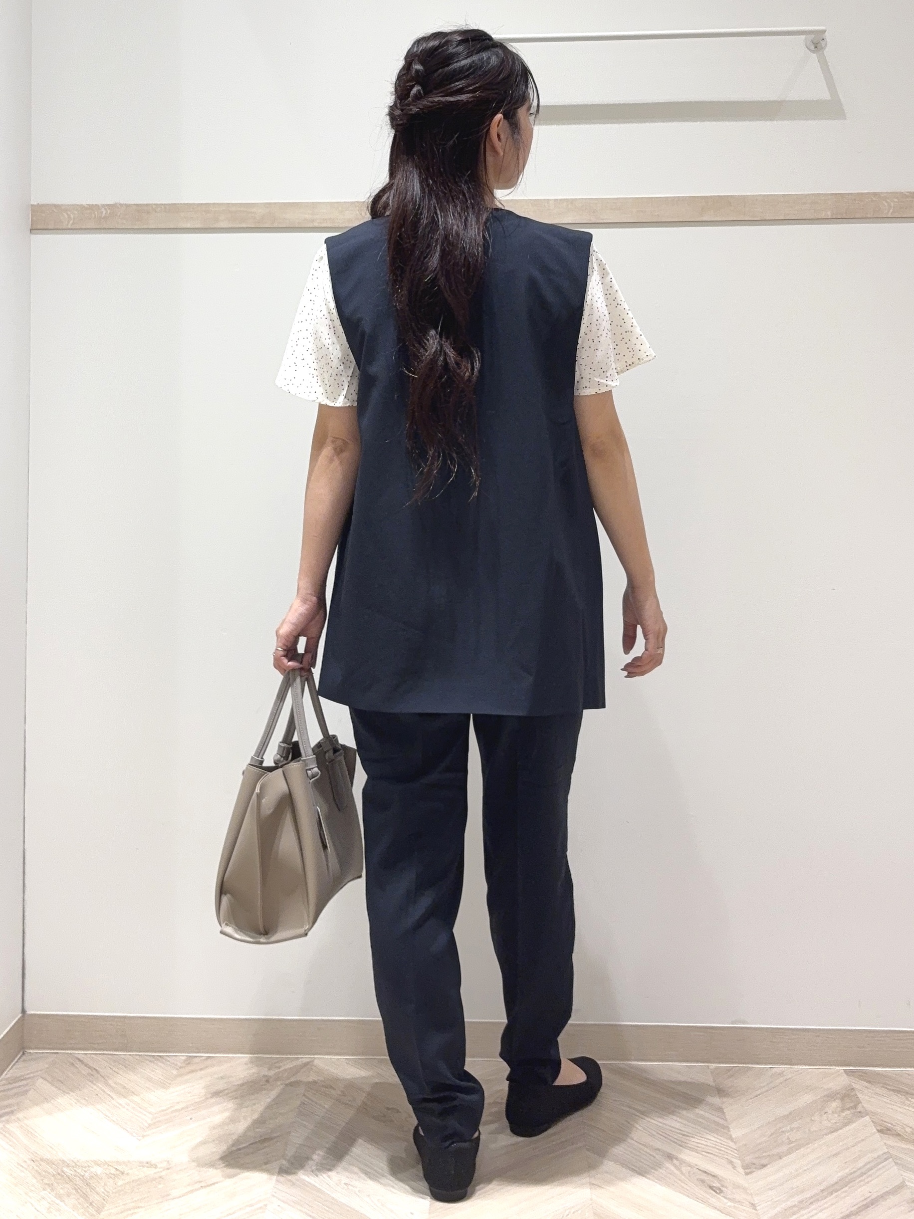 nanaさんの「SHOO･LA･RUE｜【ひんやり/UV/セットアップ可】洗濯後しわになりにくい スキッパーブラウス」を使ったコーディネート