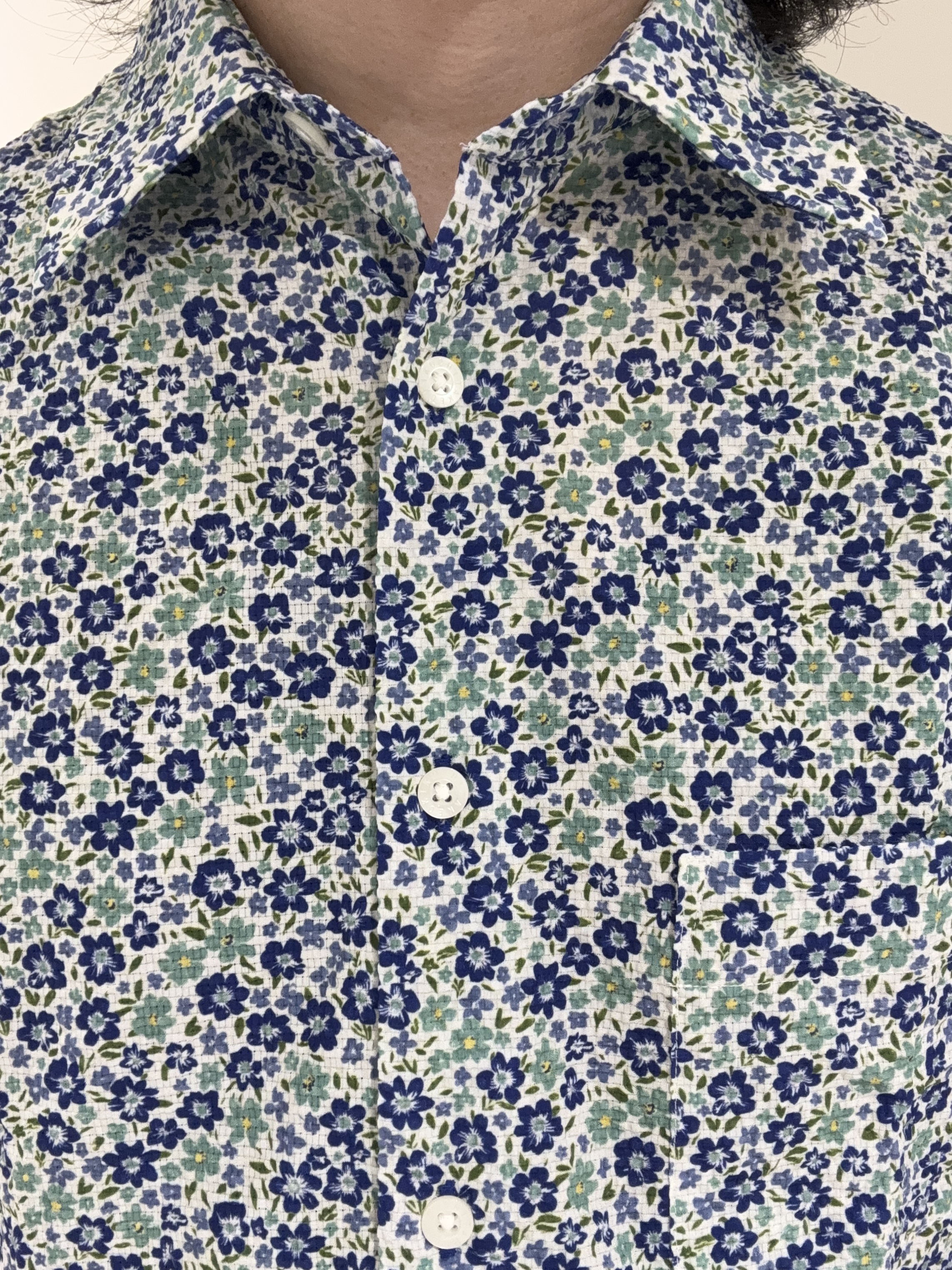 及川さんの「TAKEO KIKUCHI｜リップル小花シャツ」を使ったコーディネート