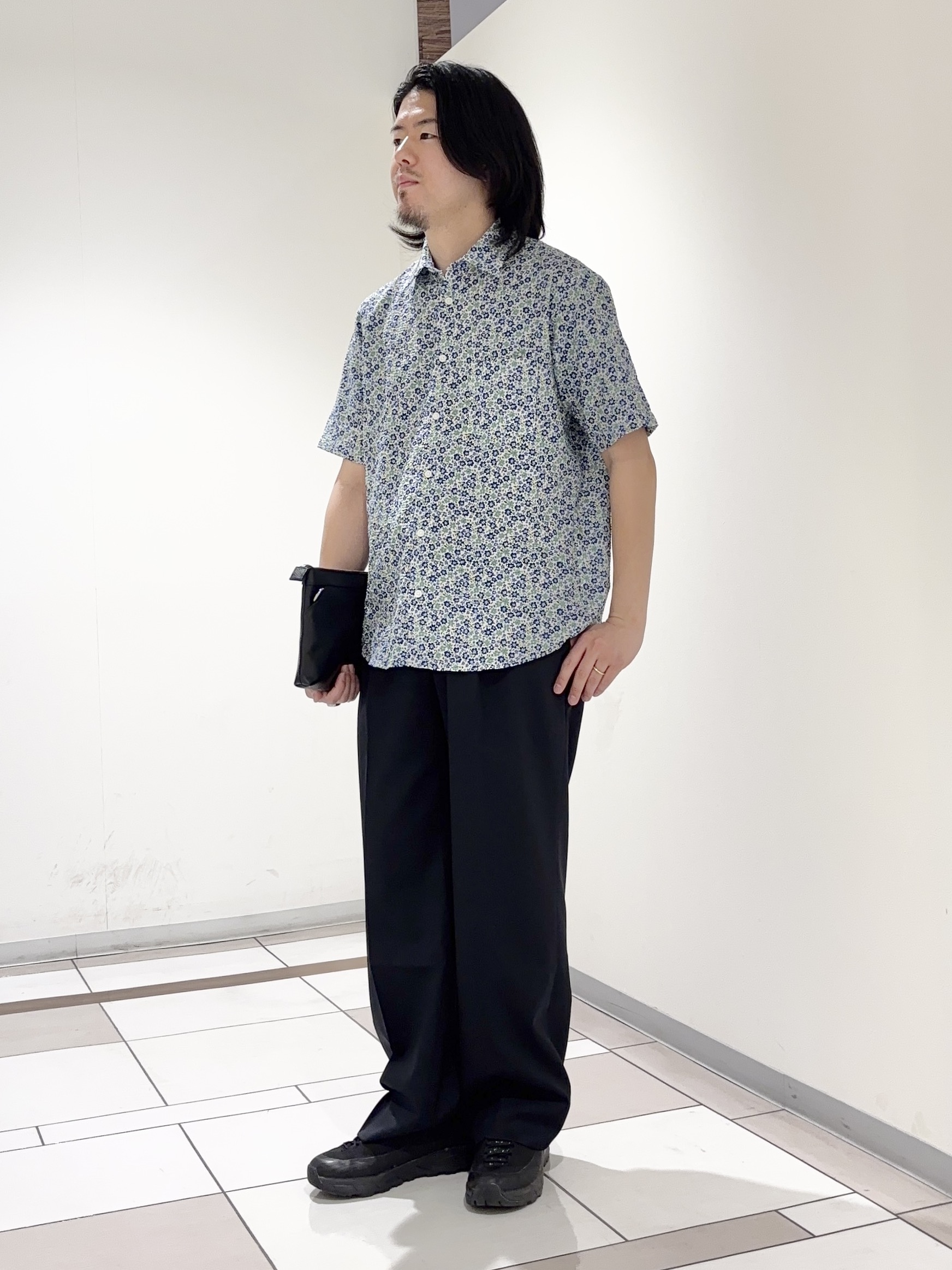 及川さんの「TAKEO KIKUCHI｜リップル小花シャツ」を使ったコーディネート