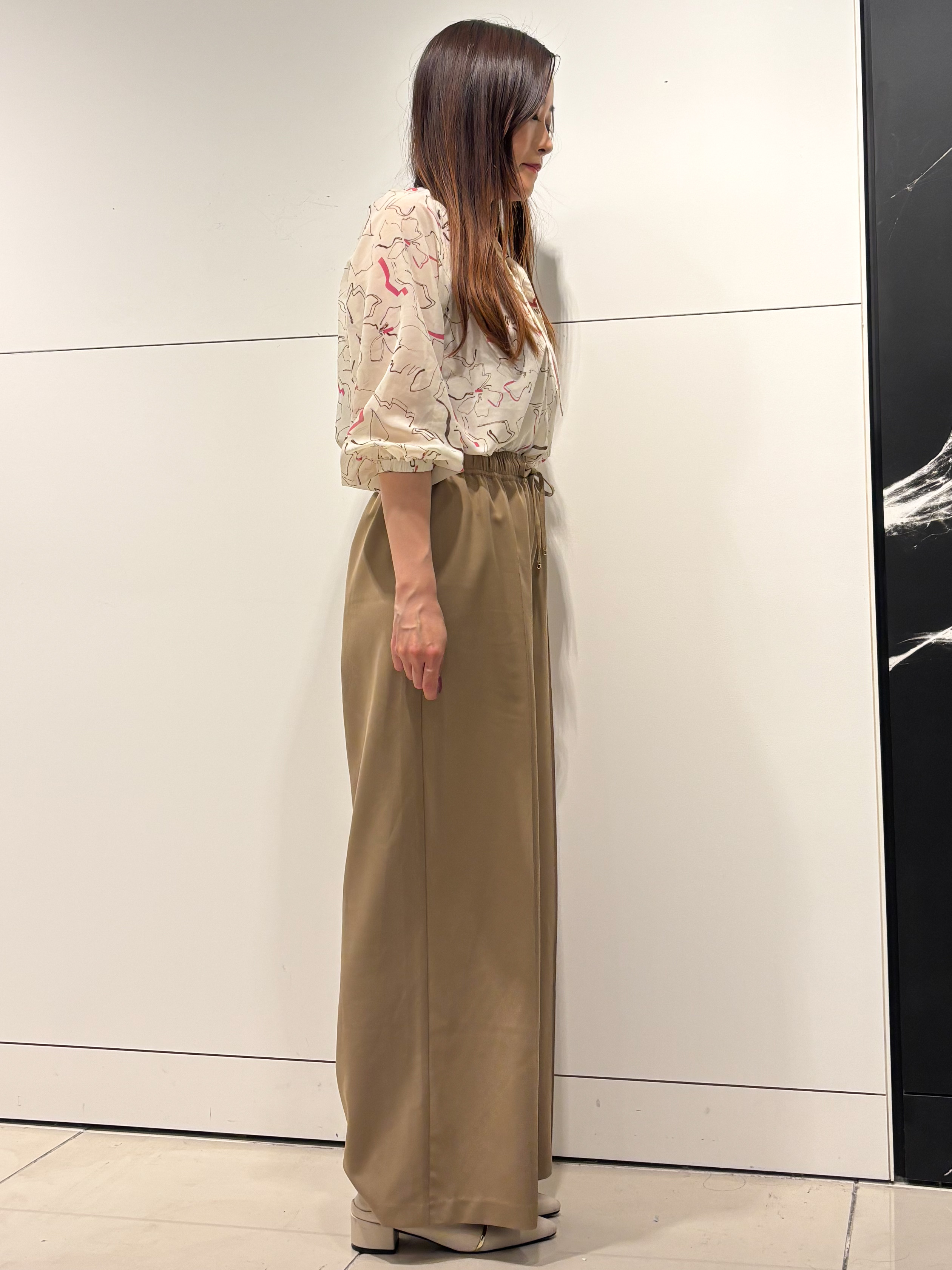 シオンさんの「COUP DE CHANCE｜【手洗い可/通勤服】シアーローン花柄ブラウス」を使ったコーディネート