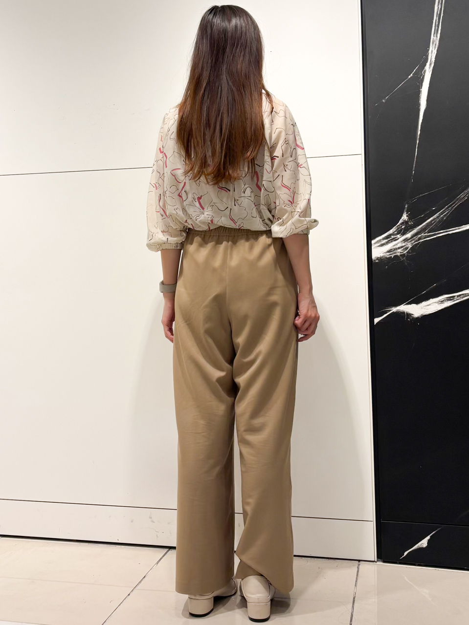 シオンさんの「COUP DE CHANCE｜【手洗い可/通勤服】シアーローン花柄ブラウス」を使ったコーディネート