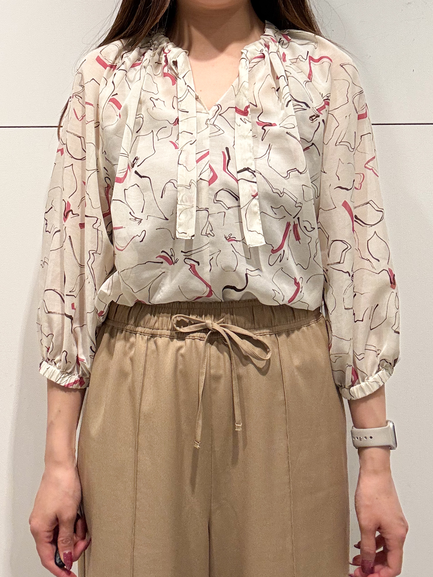 シオンさんの「COUP DE CHANCE｜【手洗い可/通勤服】シアーローン花柄ブラウス」を使ったコーディネート