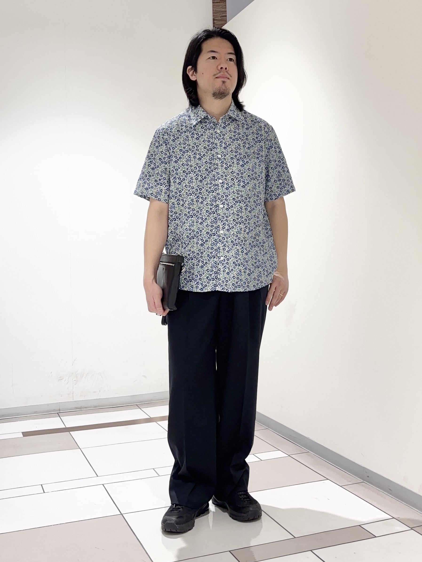 及川さんの「TAKEO KIKUCHI｜リップル小花シャツ」を使ったコーディネート