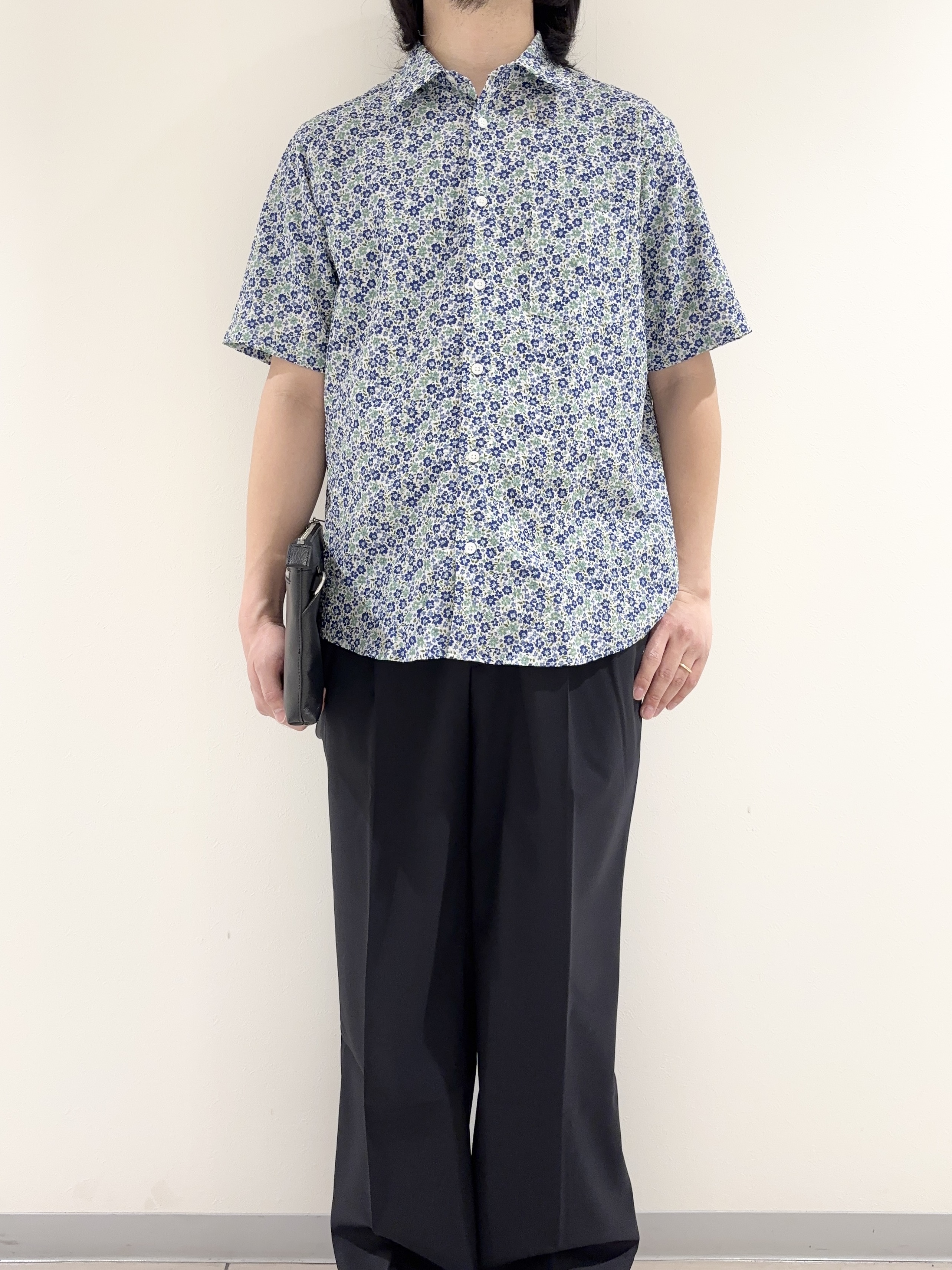 及川さんの「TAKEO KIKUCHI｜リップル小花シャツ」を使ったコーディネート