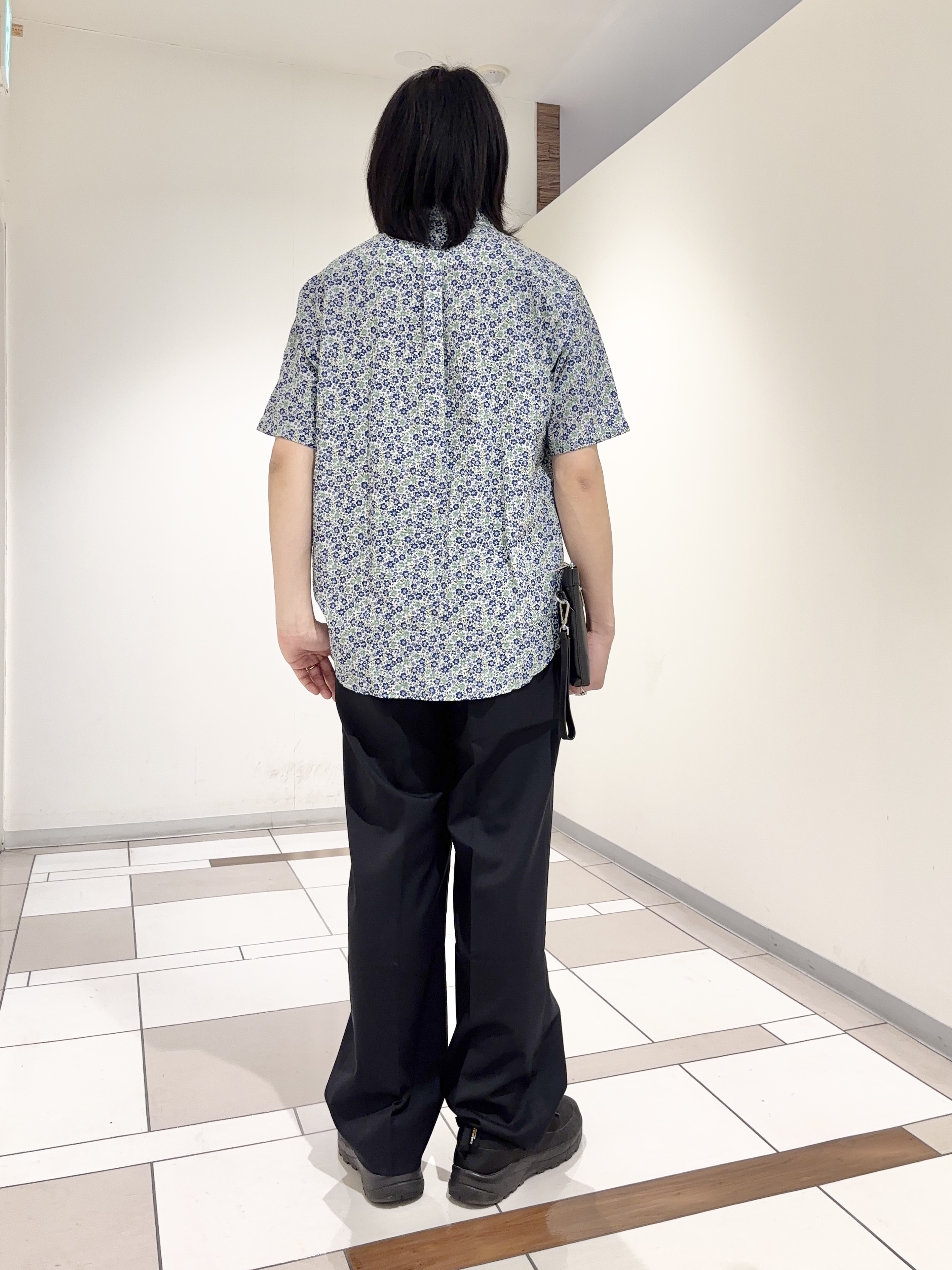 及川さんの「TAKEO KIKUCHI｜リップル小花シャツ」を使ったコーディネート