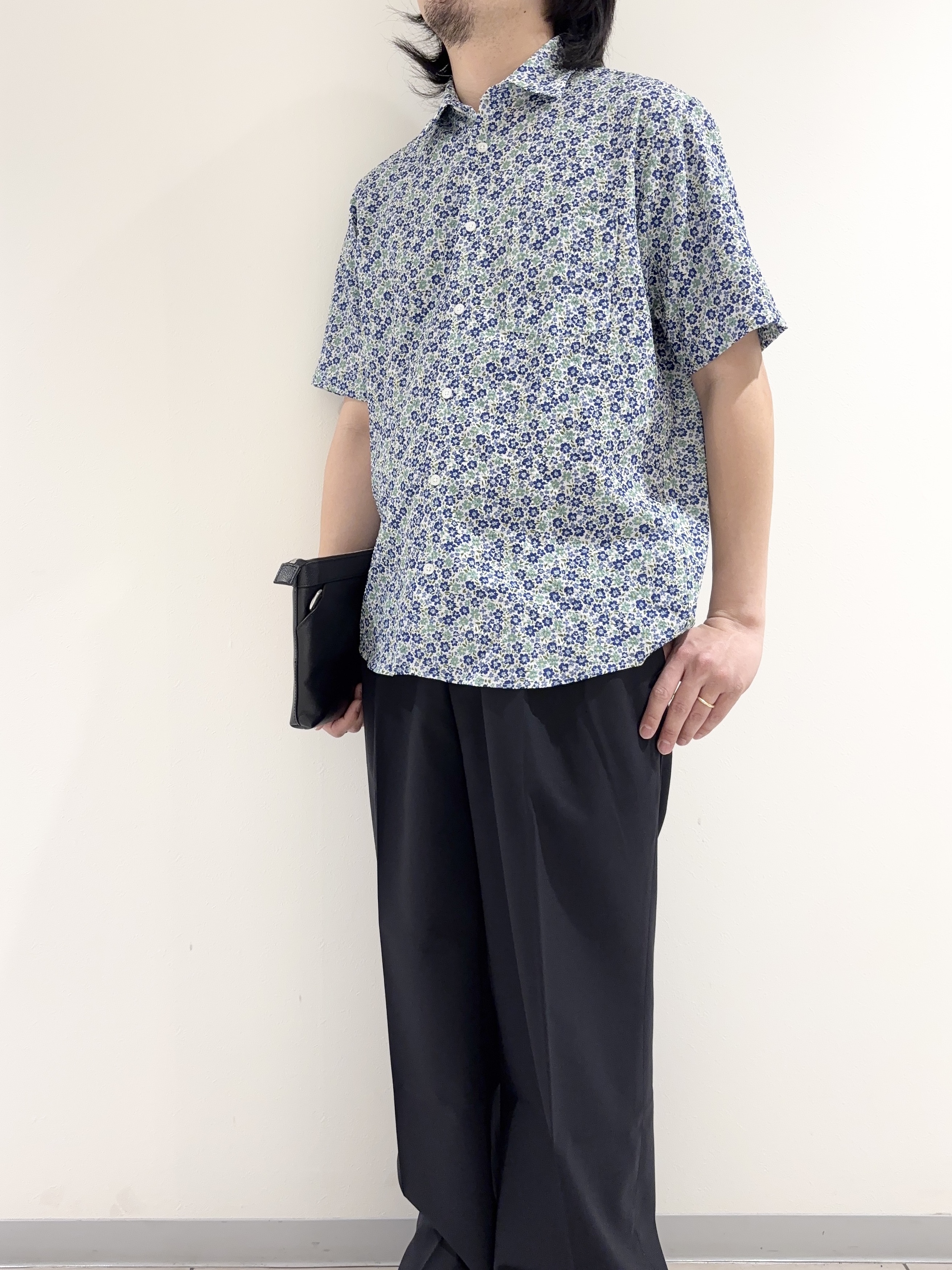 及川さんの「TAKEO KIKUCHI｜リップル小花シャツ」を使ったコーディネート