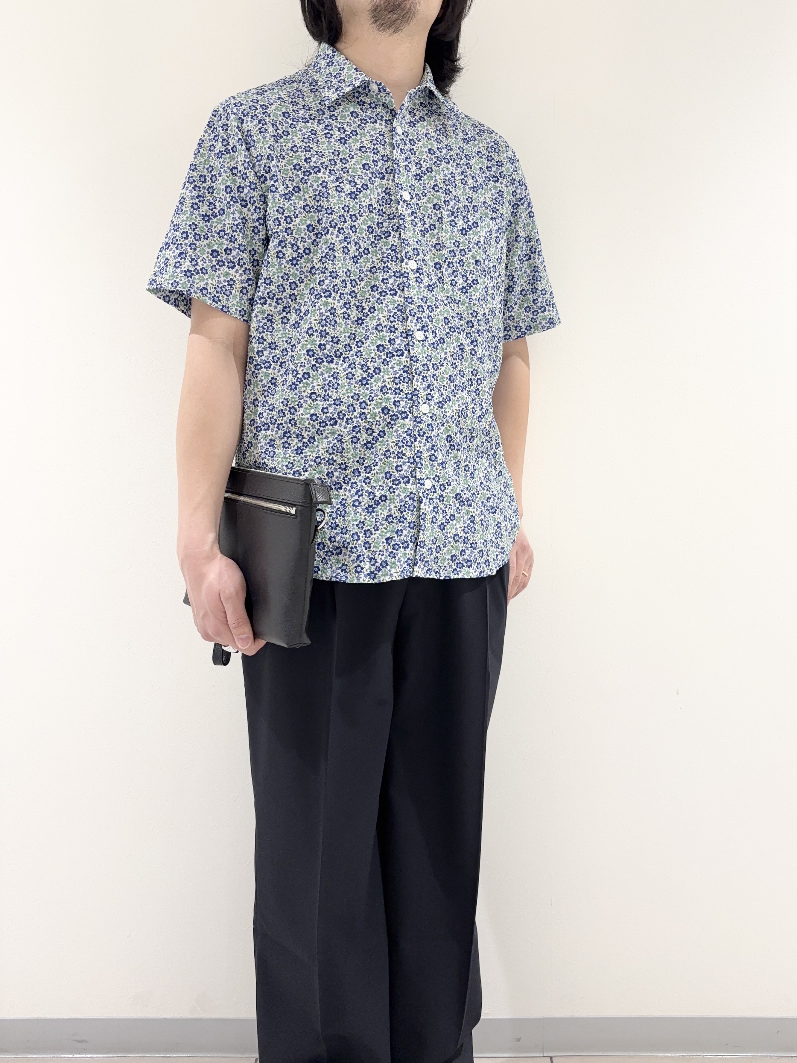 及川さんの「TAKEO KIKUCHI｜リップル小花シャツ」を使ったコーディネート