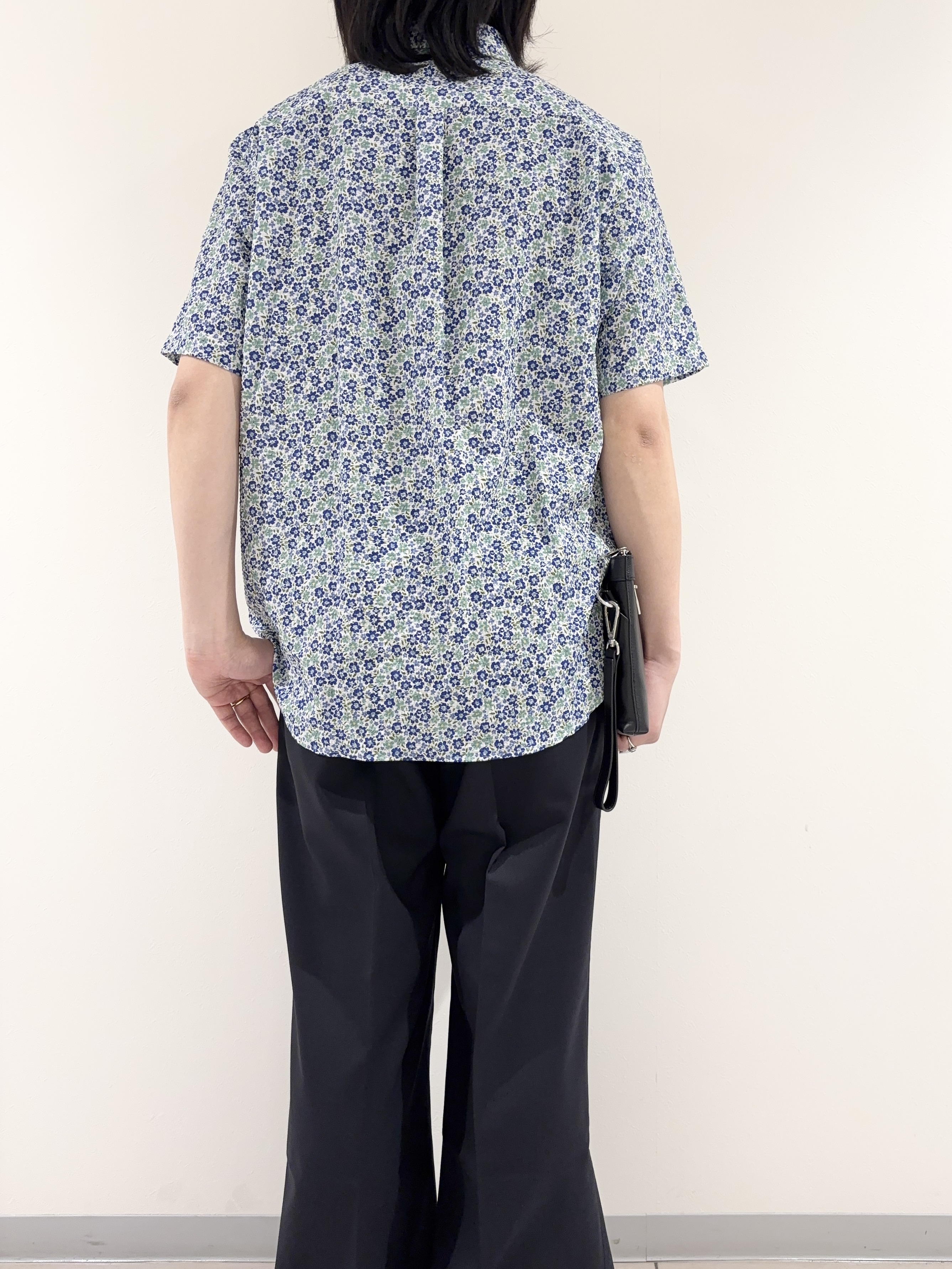 及川さんの「TAKEO KIKUCHI｜リップル小花シャツ」を使ったコーディネート