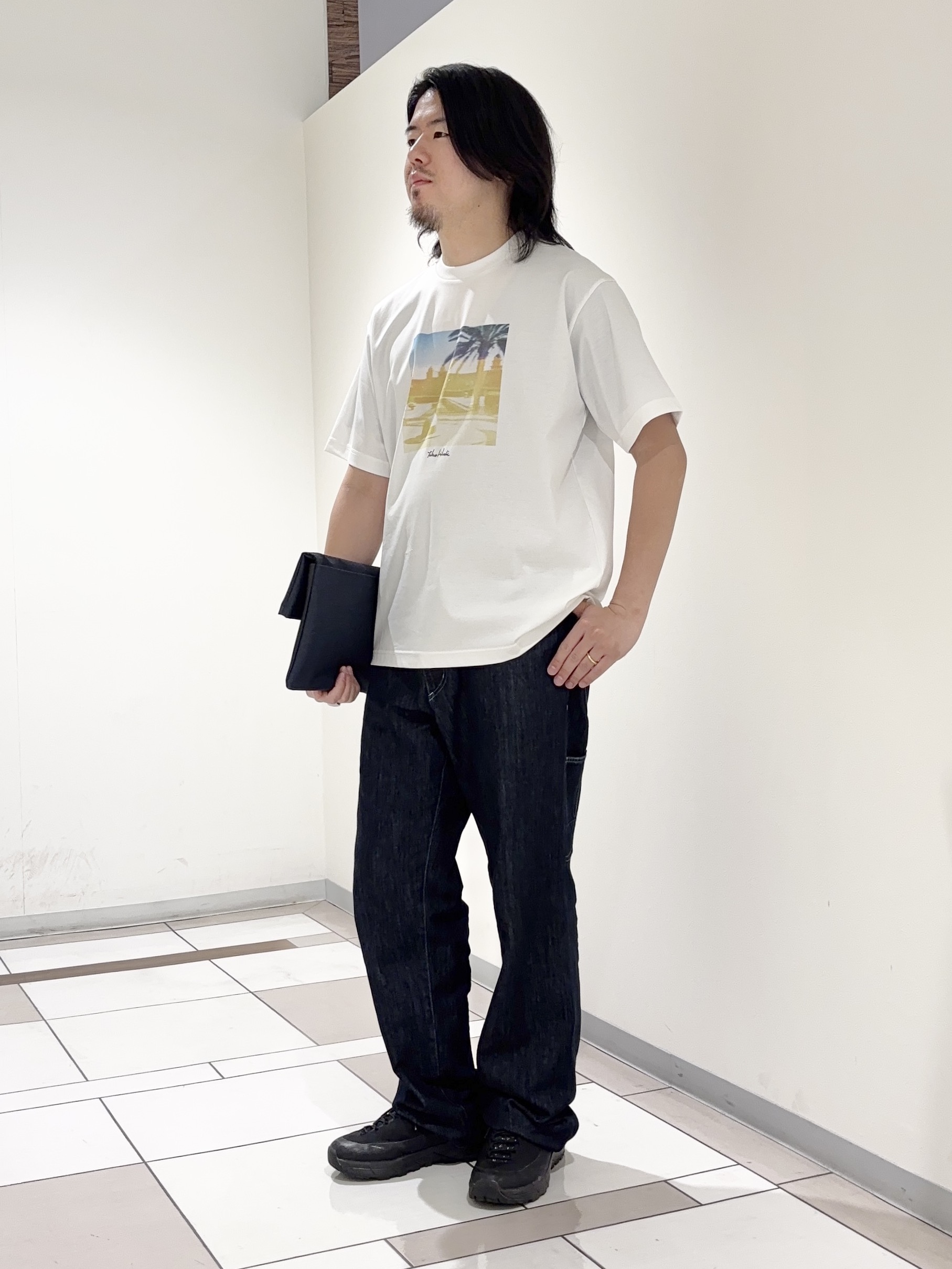 及川さんの「TAKEO KIKUCHI｜マラケシュ フォト Tシャツ」を使ったコーディネート