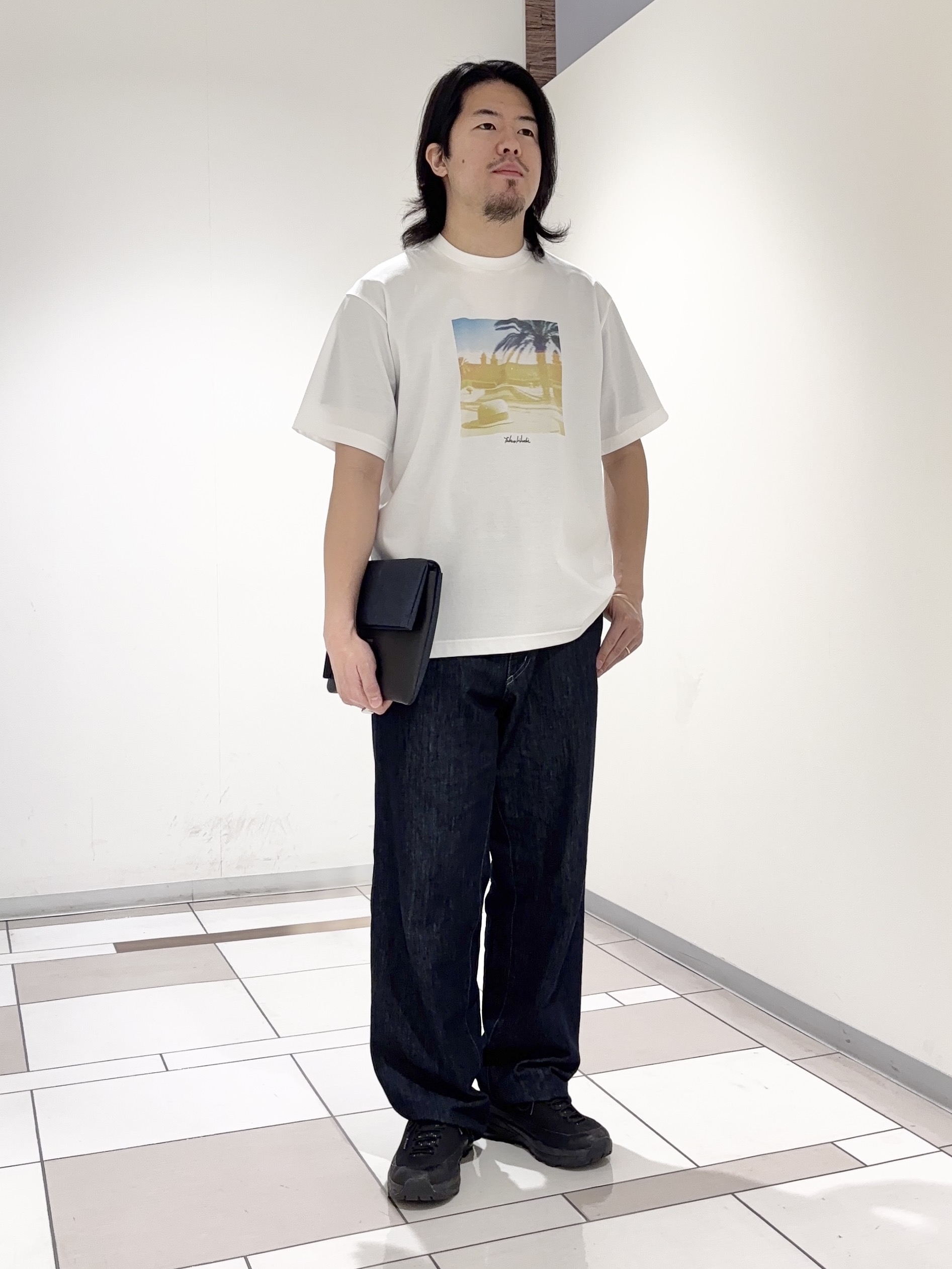 及川さんの「TAKEO KIKUCHI｜マラケシュ フォト Tシャツ」を使ったコーディネート