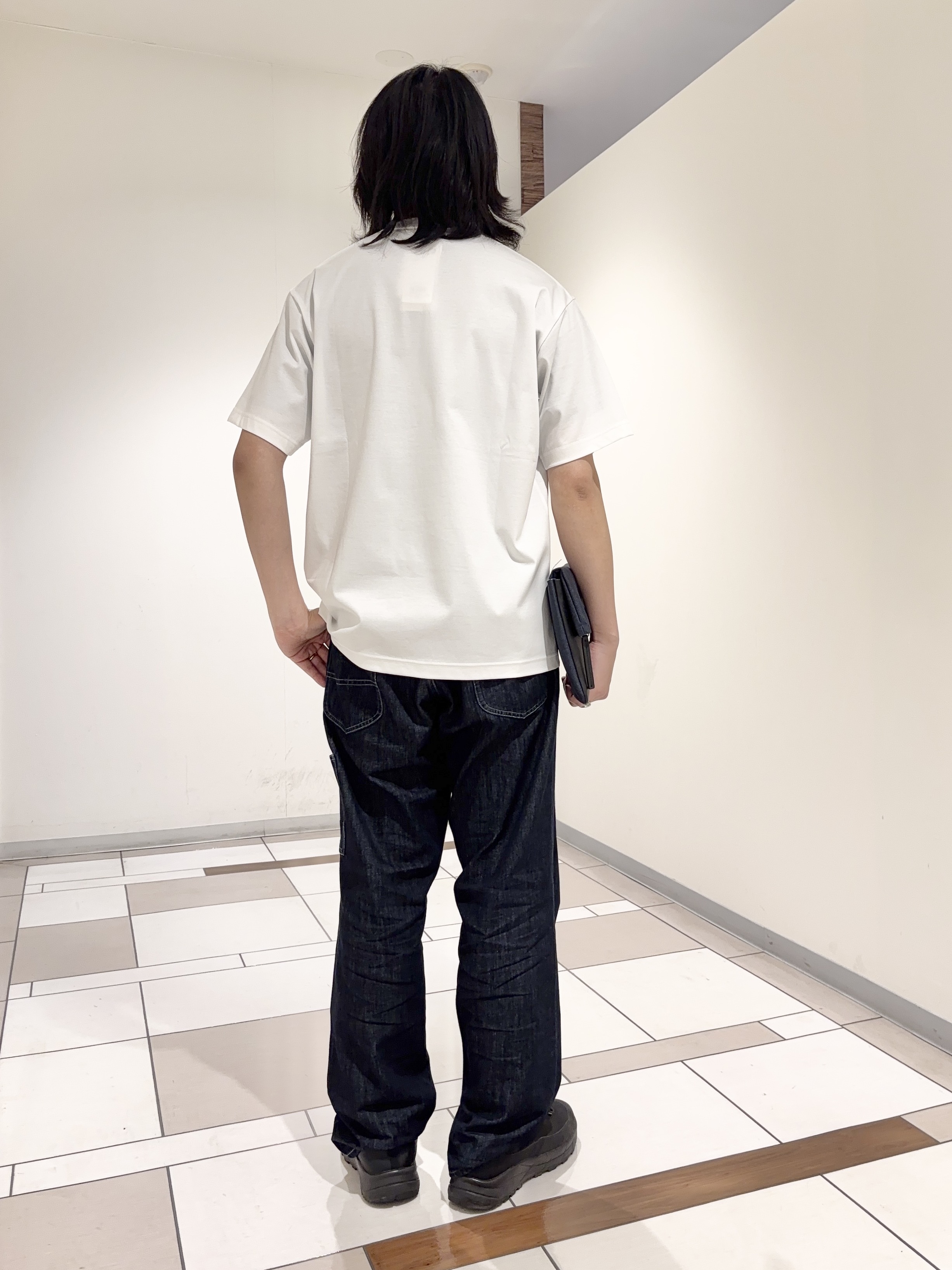 及川さんの「TAKEO KIKUCHI｜マラケシュ フォト Tシャツ」を使ったコーディネート
