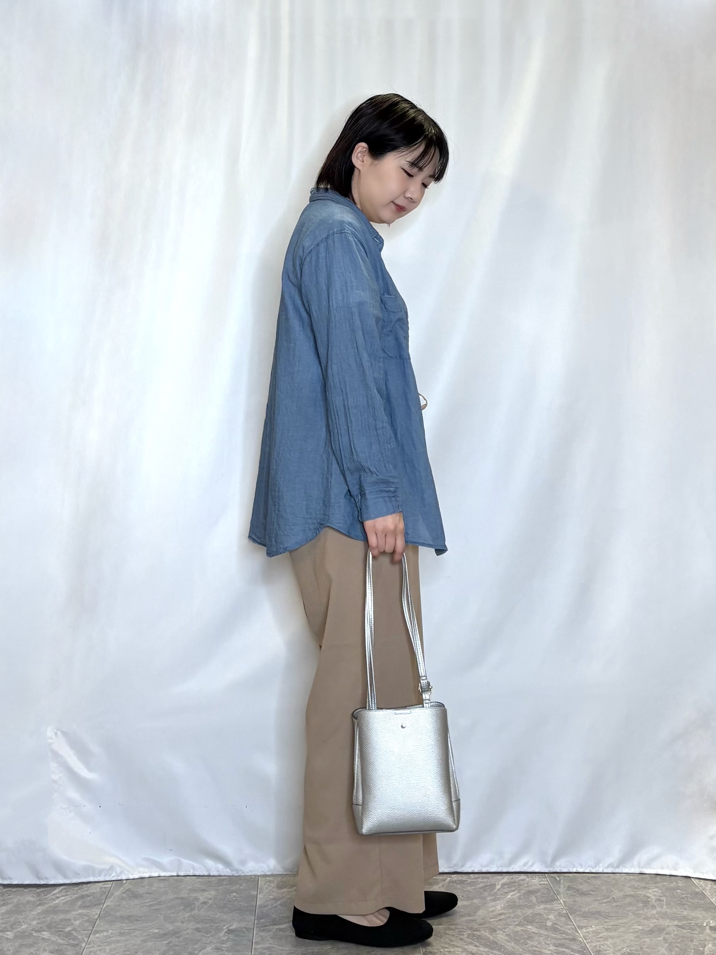 ネリさんの「SHOO･LA･RUE｜【綿100%/UV/S-LL/体型カバー】優しく透ける 柔らかシアーデニムシャツ」を使ったコーディネート