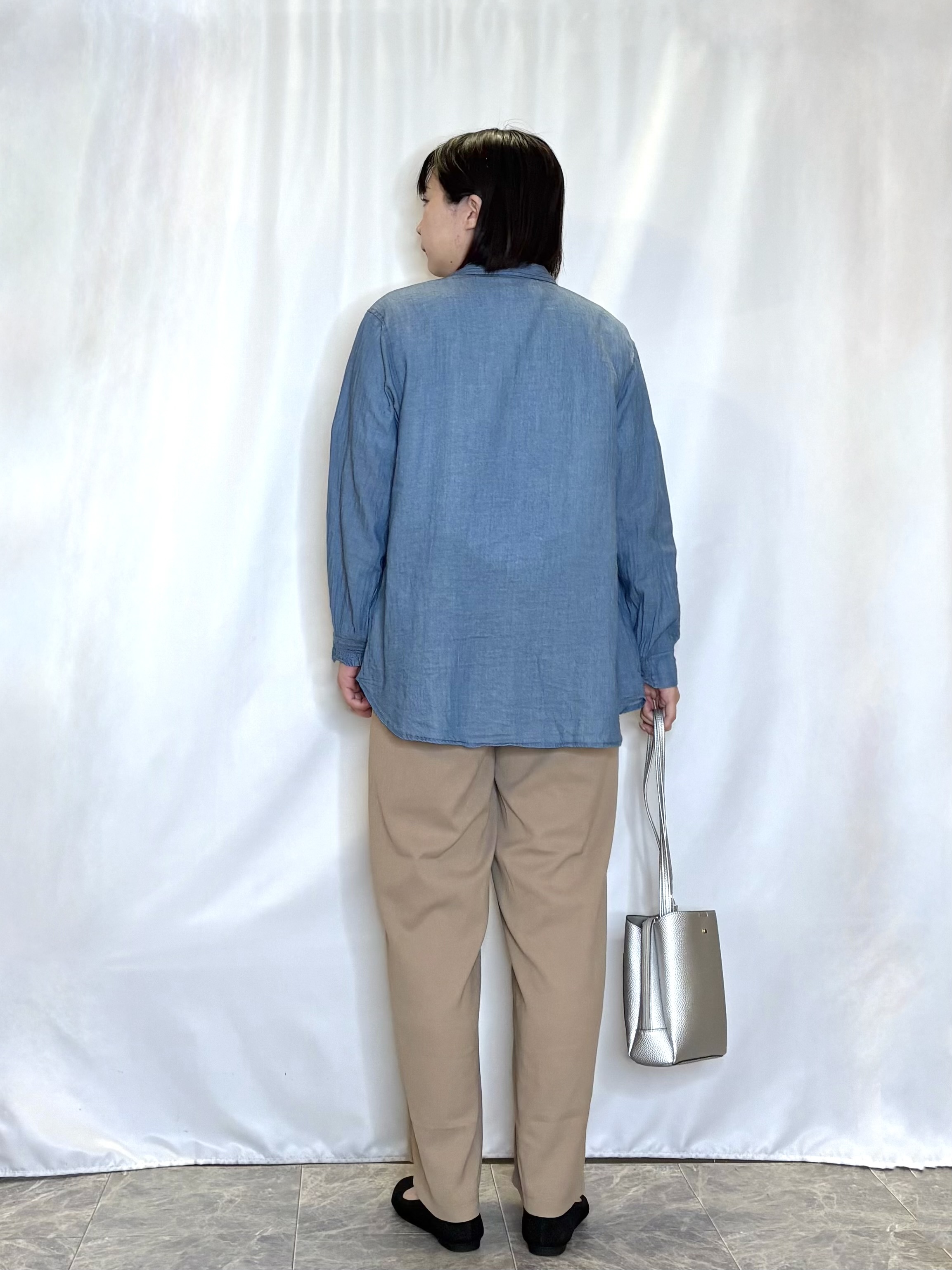 ネリさんの「SHOO･LA･RUE｜【綿100%/UV/S-LL/体型カバー】優しく透ける 柔らかシアーデニムシャツ」を使ったコーディネート