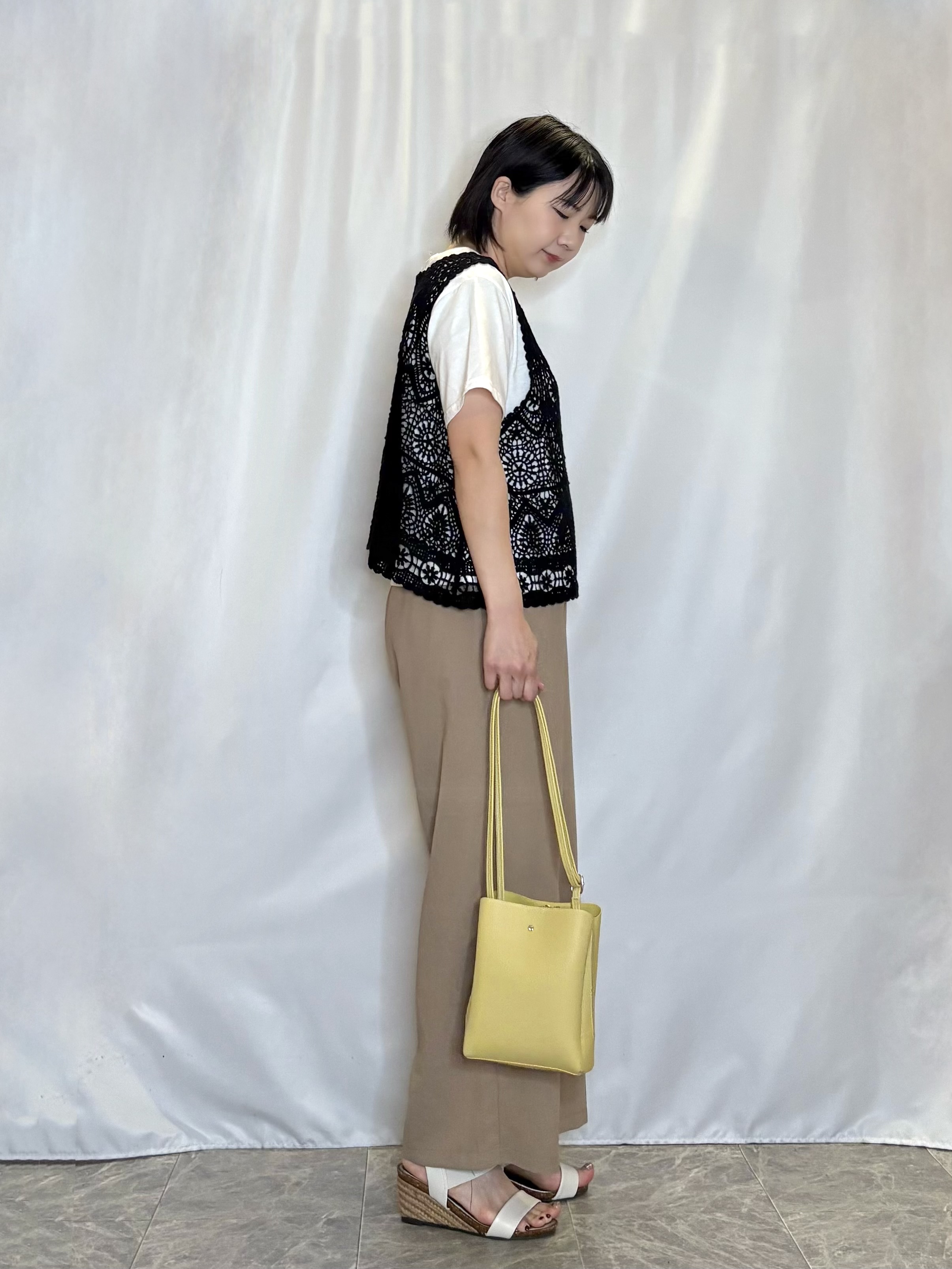 ネリさんの「SHOO･LA･RUE｜【2点セット/S-LL】透かしクロシェ編みベスト＋ロゴT 大人の涼やかセット」を使ったコーディネート