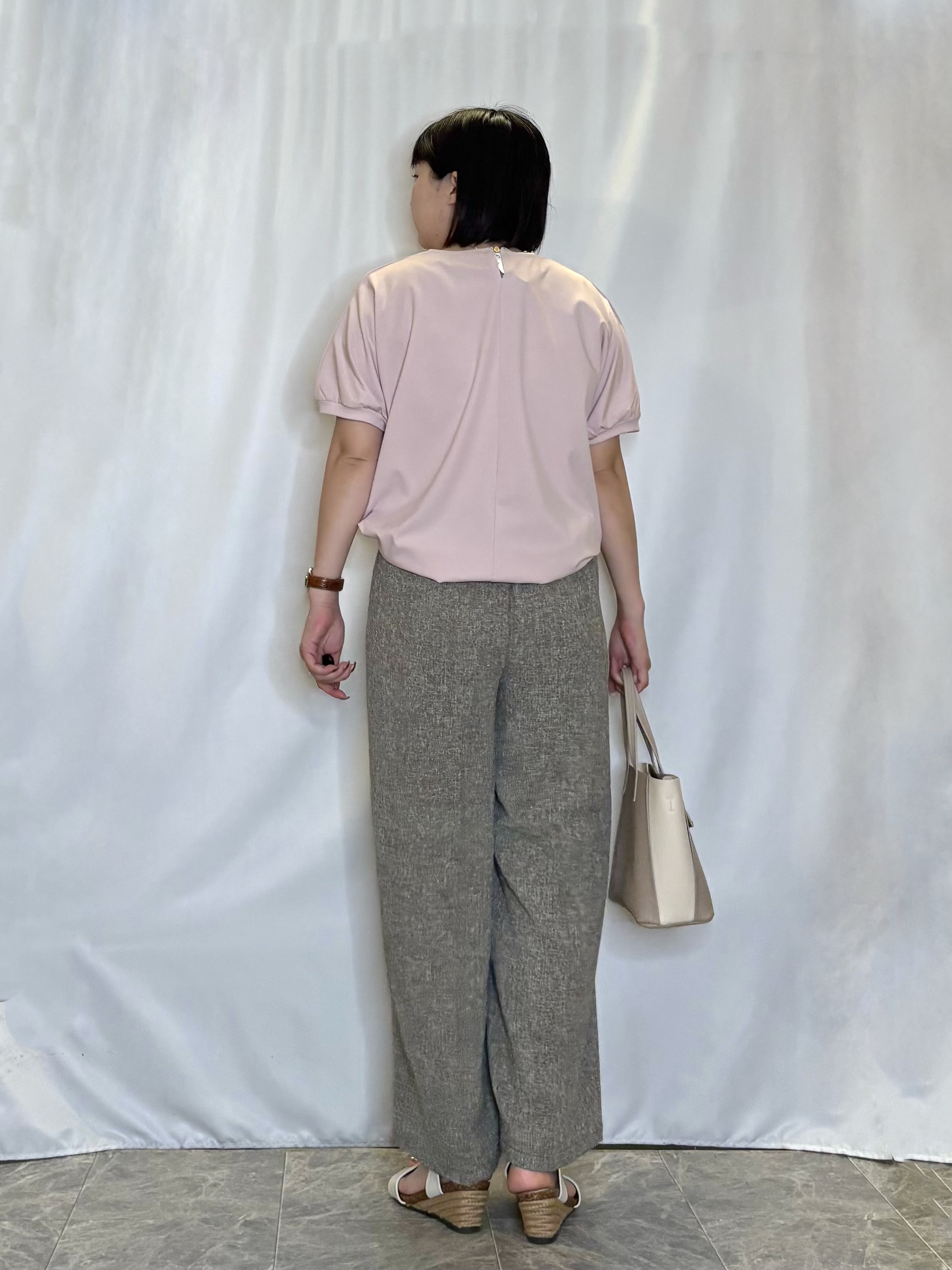 ネリさんの「SHOO･LA･RUE｜【ひんやり/洗濯後しわになりにくい】インせず着られる さらっとタッチのドルマンブラウス」を使ったコーディネート