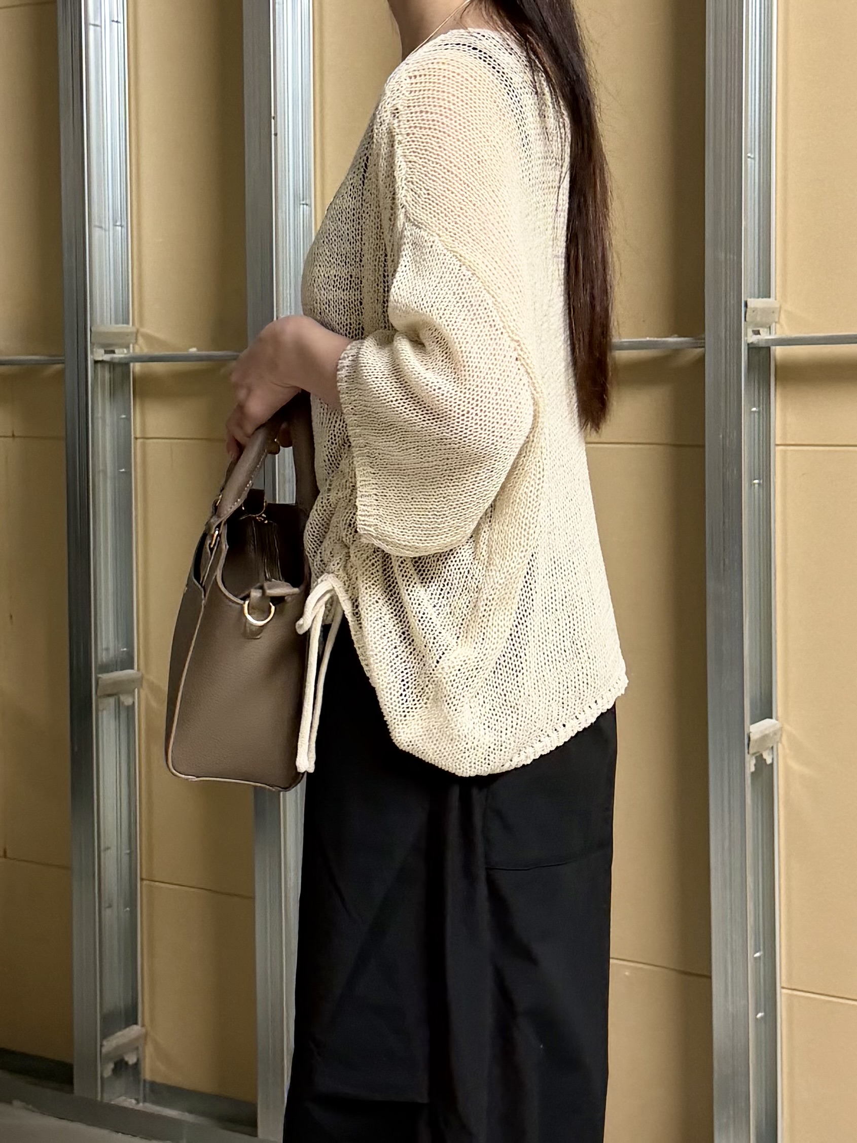 sahoさんの「THE SHOP TK｜軽やかなレイヤードスタイルに ドロストメッシュニット」を使ったコーディネート