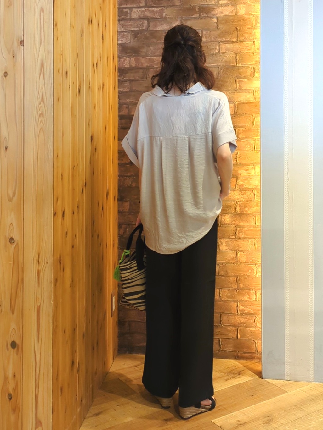 massuさんの「SHOO･LA･RUE｜【ひんやり/S-LL/洗濯機可】インせず着られる 裾タック スキッパーシャツ」を使ったコーディネート