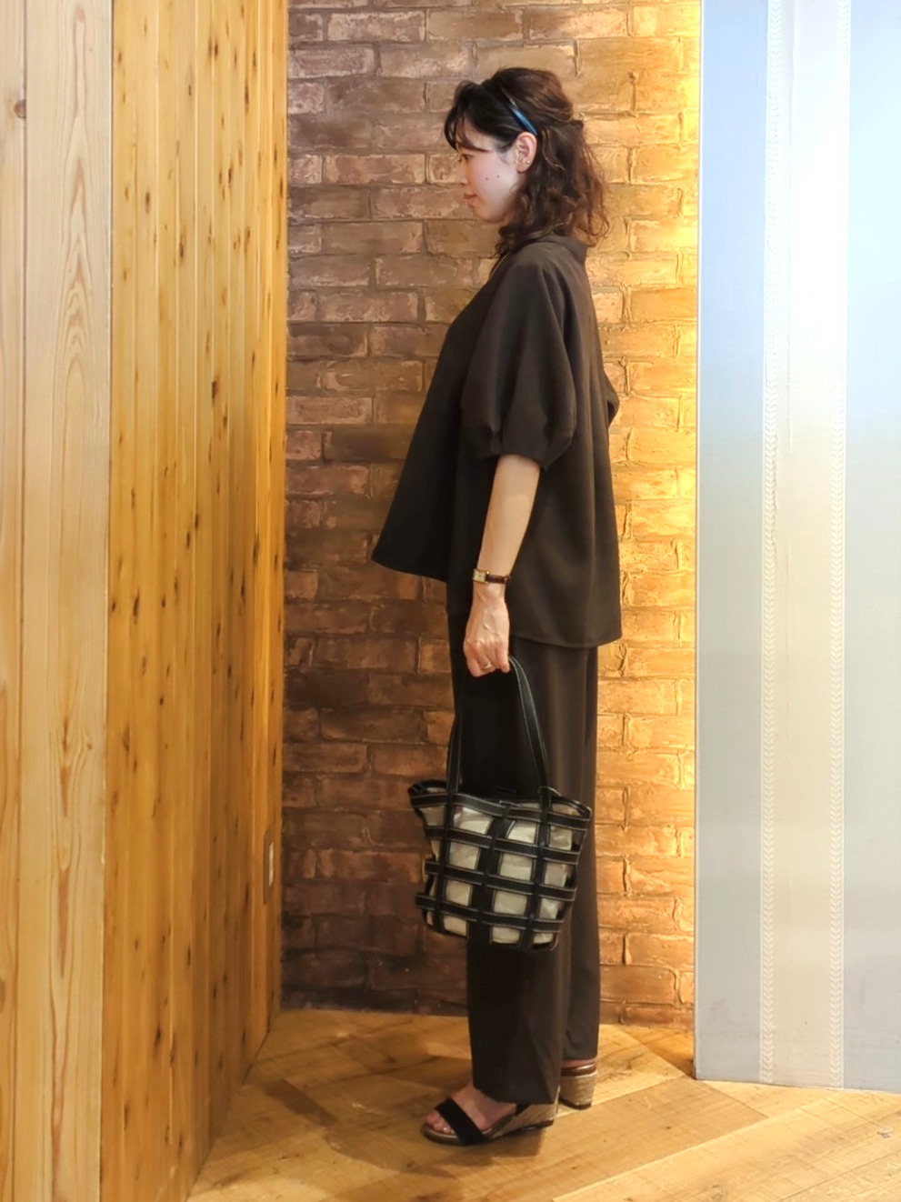 massuさんの「SHOO･LA･RUE｜【高レビュー/洗濯後しわになりにくい/インせず着られる】自然に体型カバー 麻調ペプラムブラウス」を使ったコーディネート