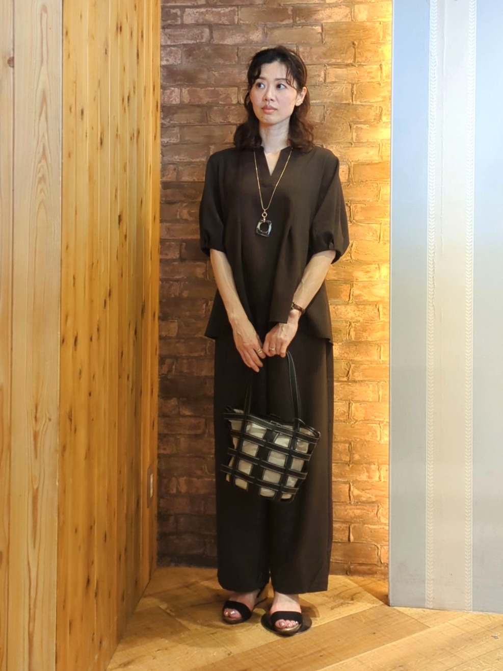 massuさんの「SHOO･LA･RUE｜【高レビュー/洗濯後しわになりにくい/インせず着られる】自然に体型カバー 麻調ペプラムブラウス」を使ったコーディネート