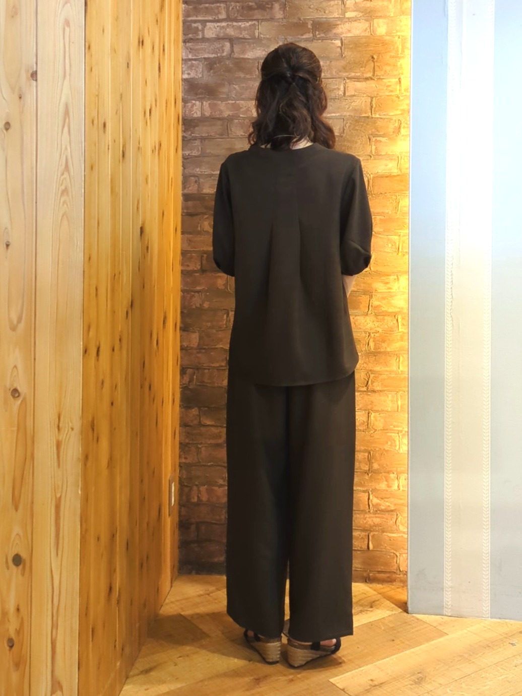 massuさんの「SHOO･LA･RUE｜【高レビュー/洗濯後しわになりにくい/インせず着られる】自然に体型カバー 麻調ペプラムブラウス」を使ったコーディネート