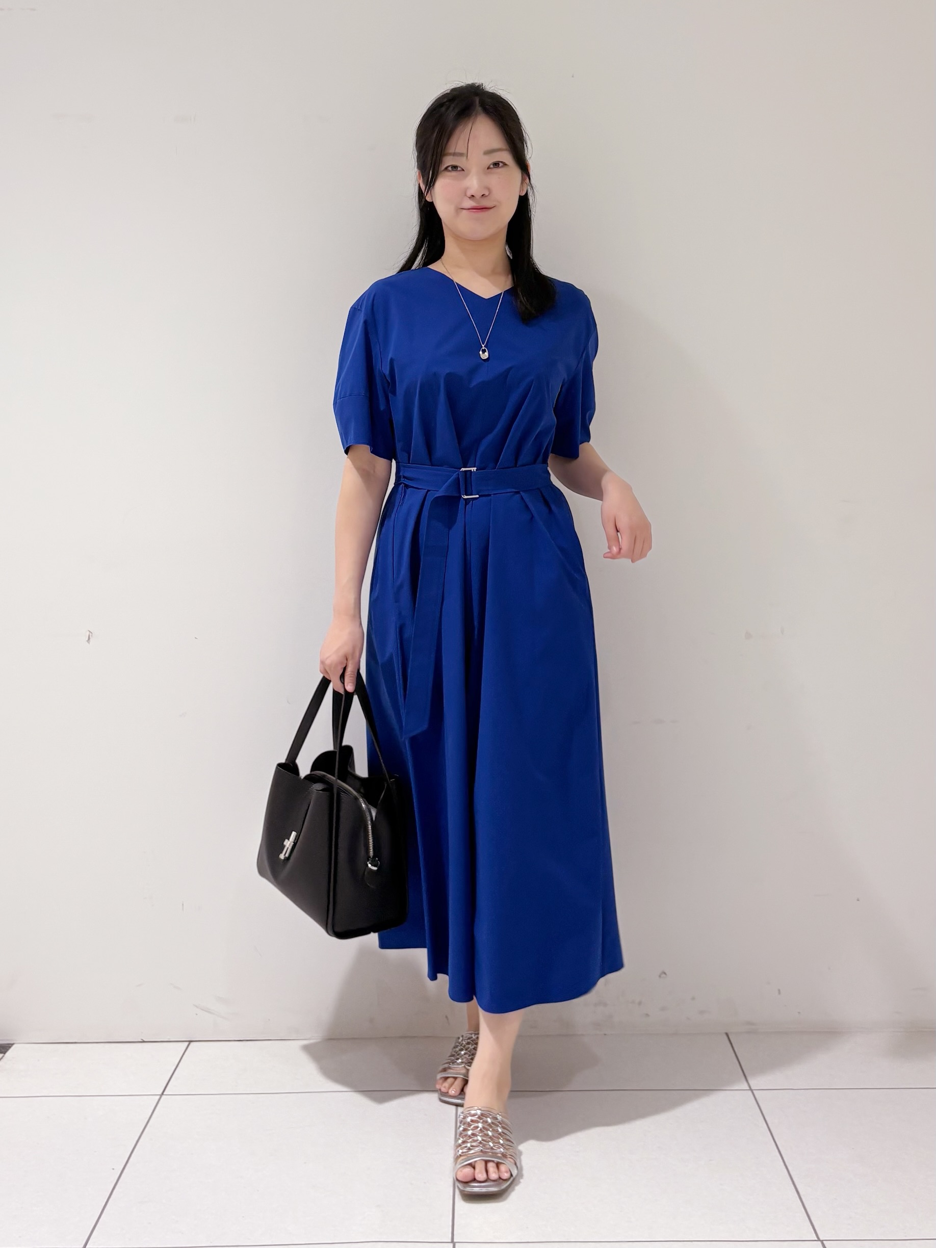 momokoさんの「INDIVI｜【撥水／UVケア／SETUP可能】軽量ベルト付きAラインワンピース」を使ったコーディネート