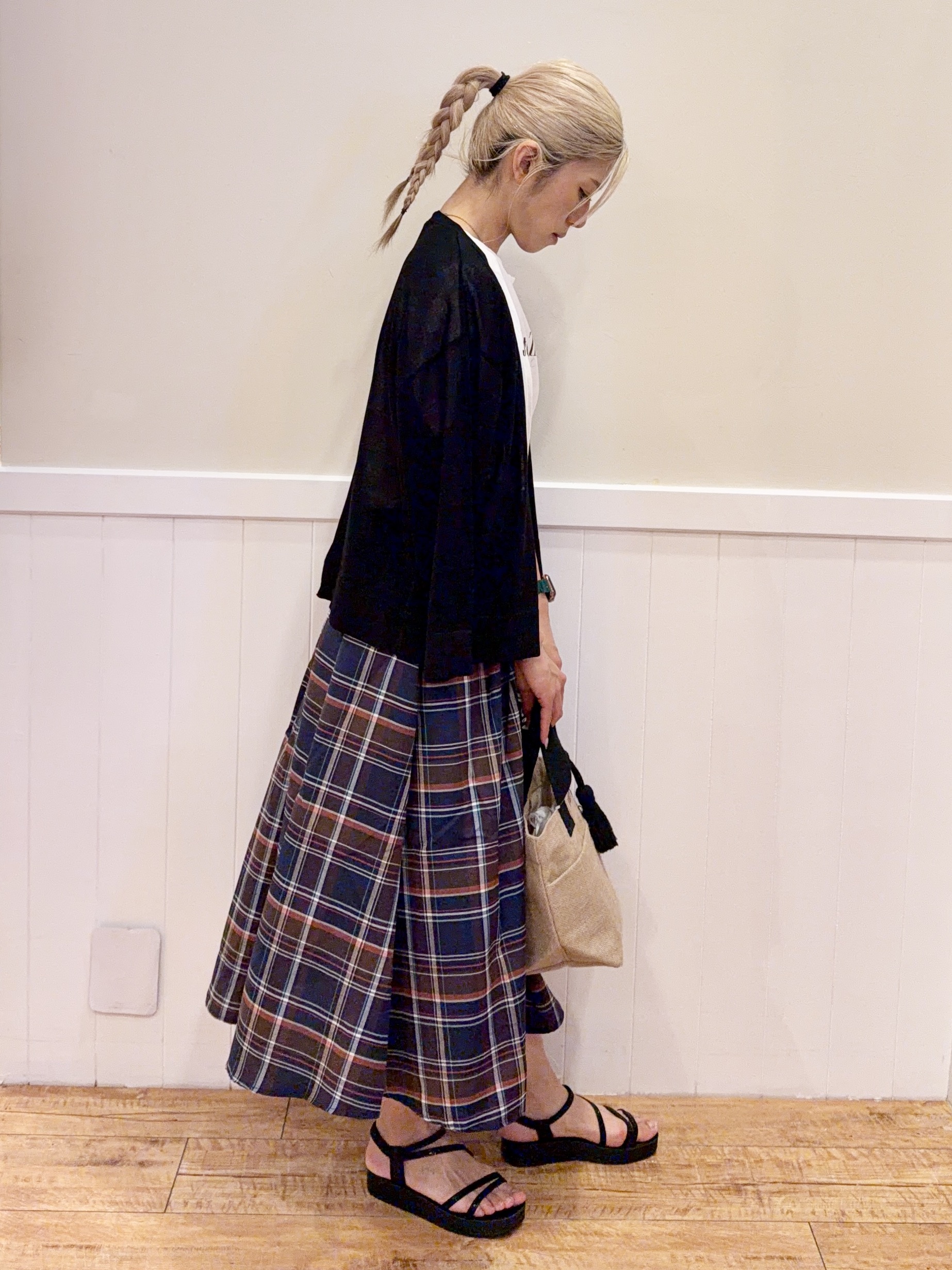 みりのさんの「SHOO･LA･RUE｜【ひんやり/洗濯機可/S-LL】オンにもオフにも マルチに使えるボタンレスカーディガン」を使ったコーディネート