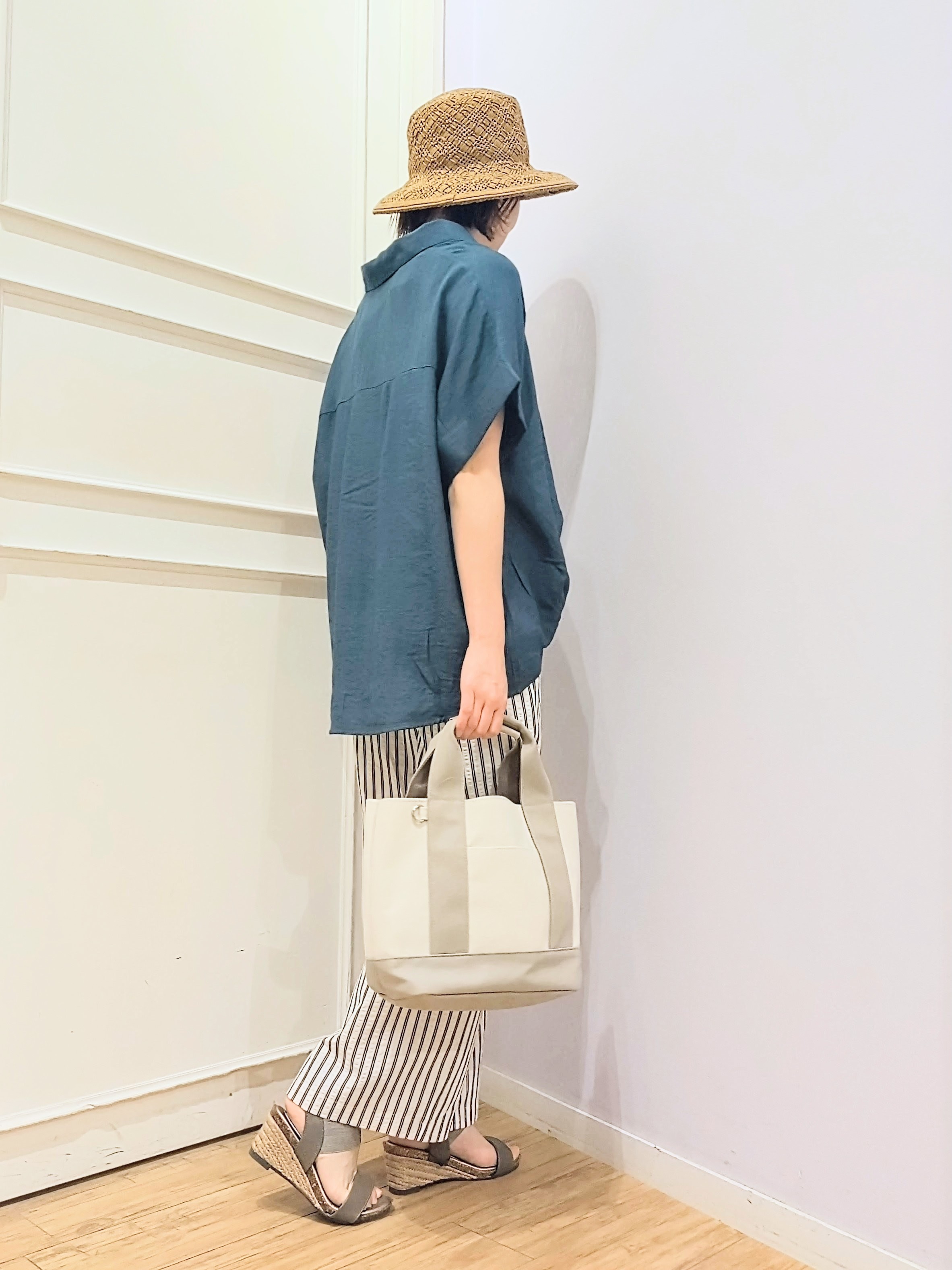 miomioさんの「SHOO･LA･RUE｜【ひんやり/S-LL/洗濯機可】インせず着られる 裾タック スキッパーシャツ」を使ったコーディネート