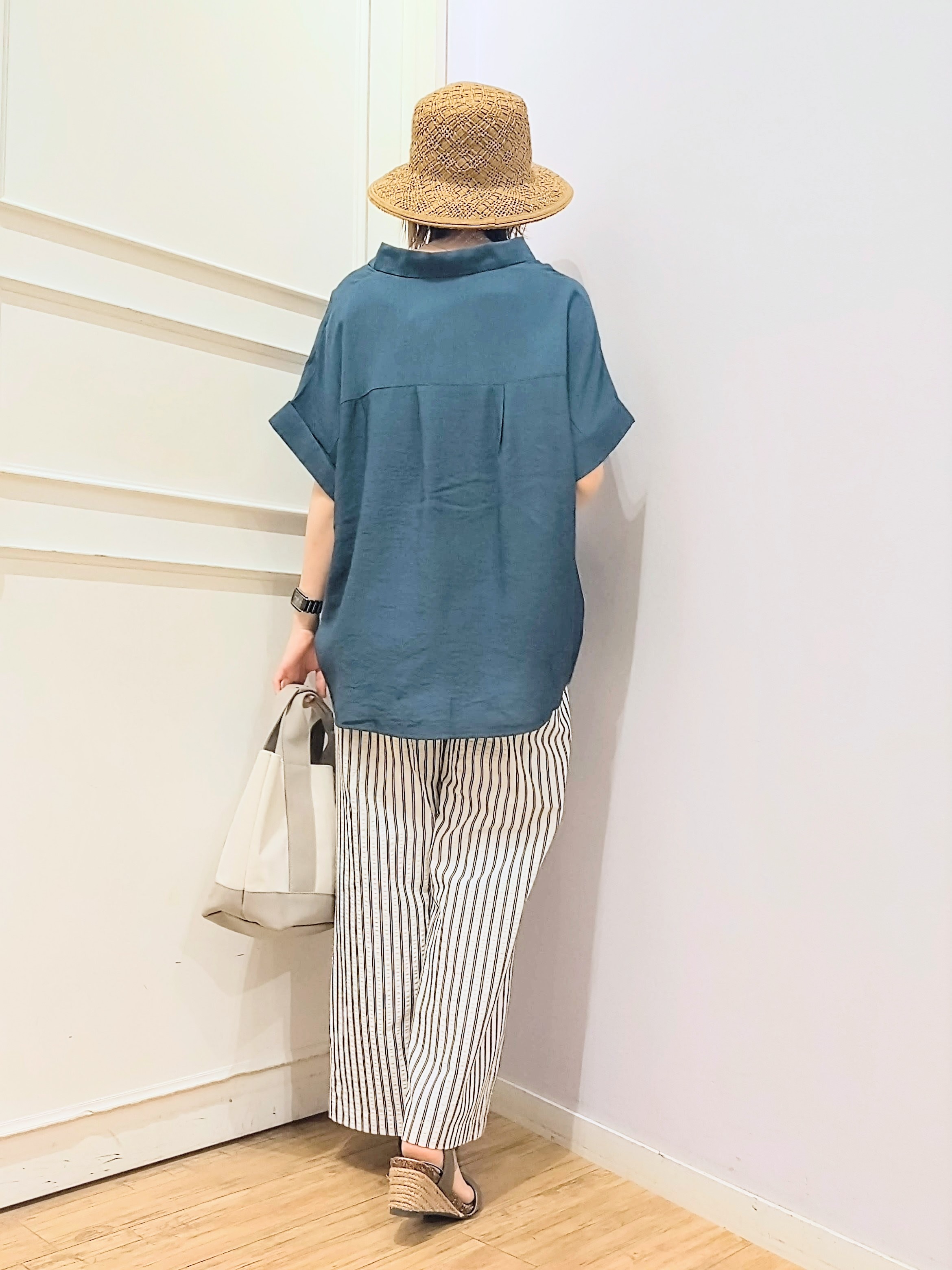 miomioさんの「SHOO･LA･RUE｜【ひんやり/S-LL/洗濯機可】インせず着られる 裾タック スキッパーシャツ」を使ったコーディネート