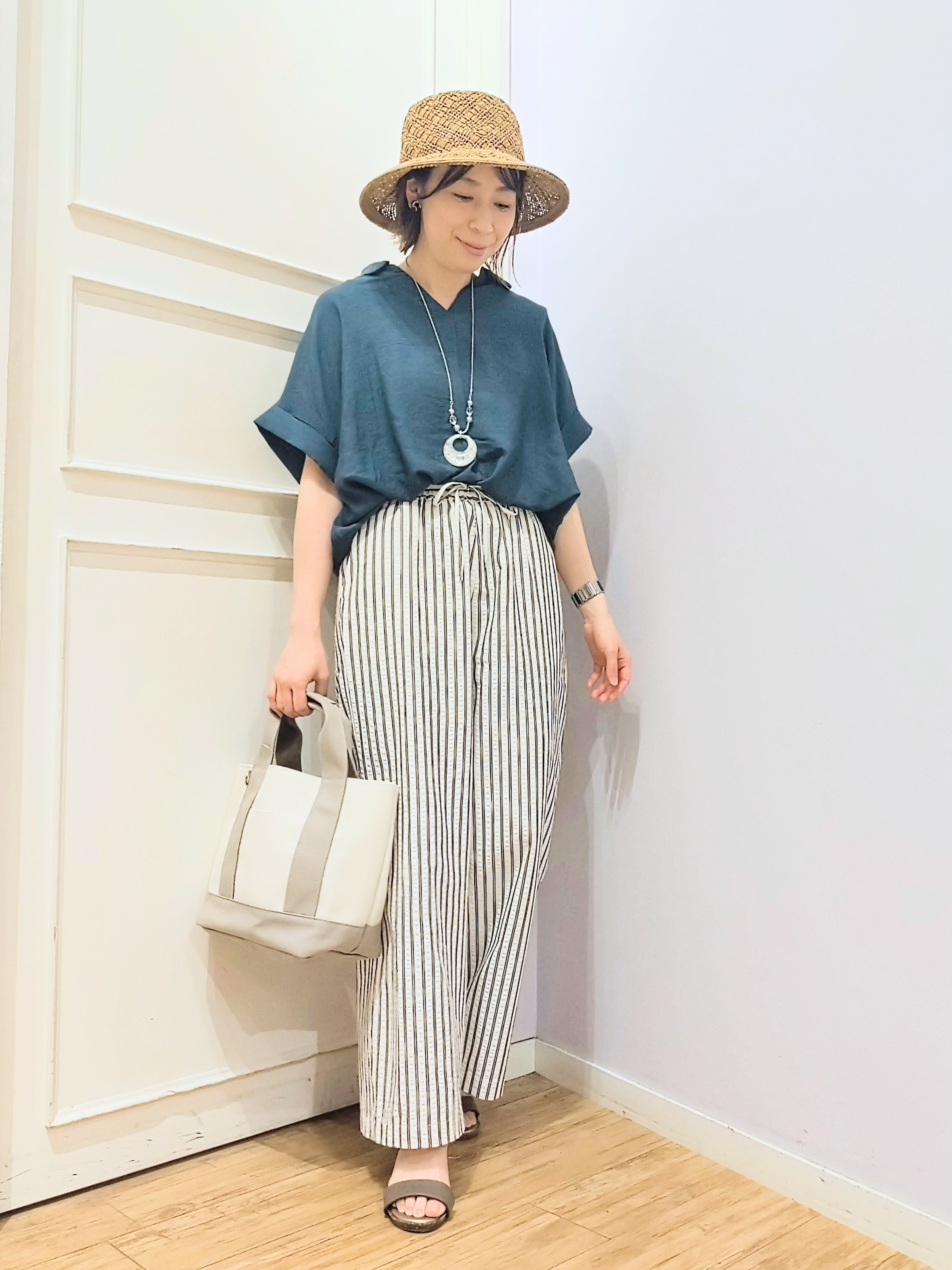 miomioさんの「SHOO･LA･RUE｜【ひんやり/S-LL/洗濯機可】インせず着られる 裾タック スキッパーシャツ」を使ったコーディネート