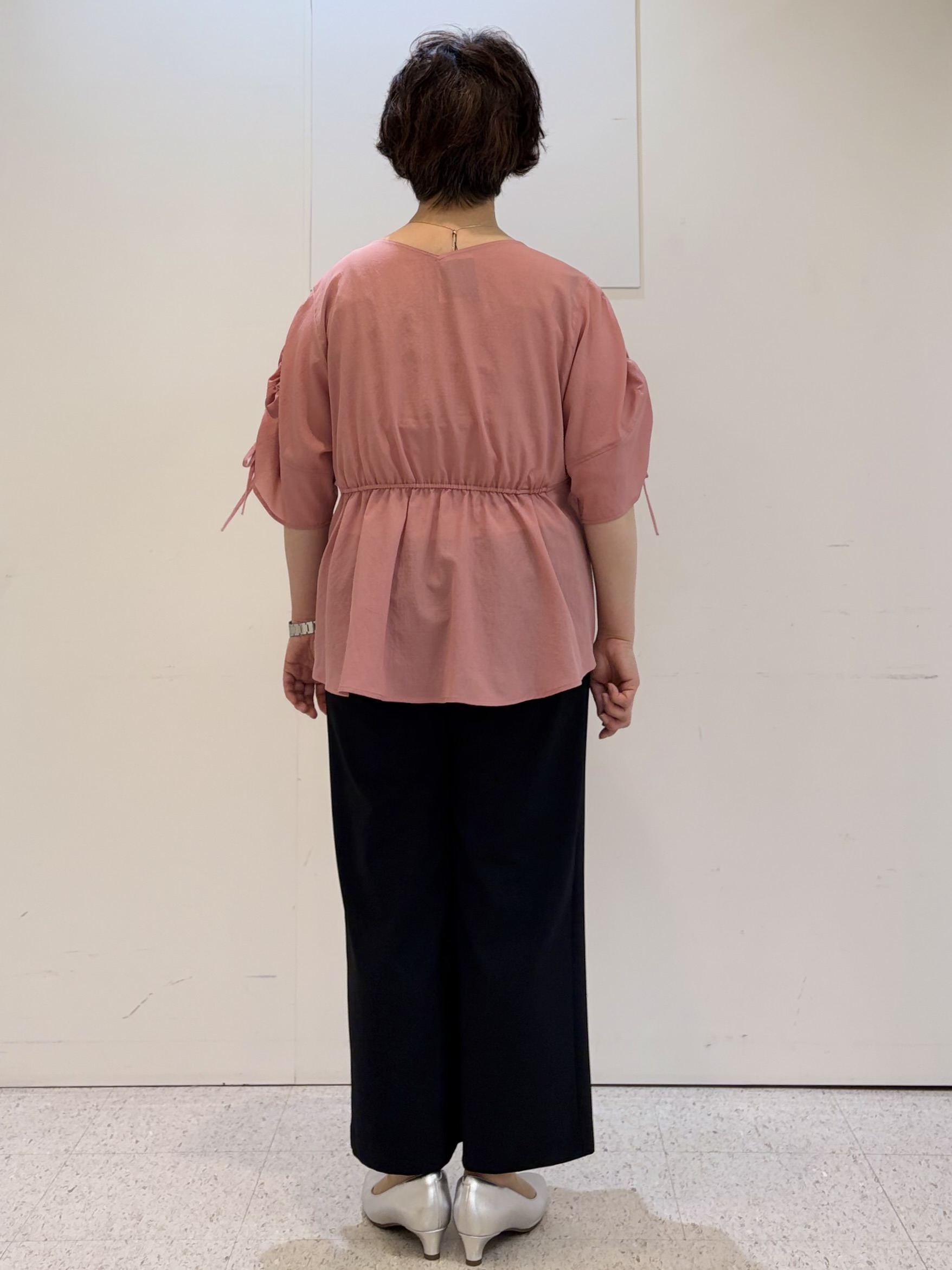 ヤスコさんの「Reflect｜【通気性あり／涼しい／マシンウォッシャブル】ウエストギャザーブラウス」を使ったコーディネート