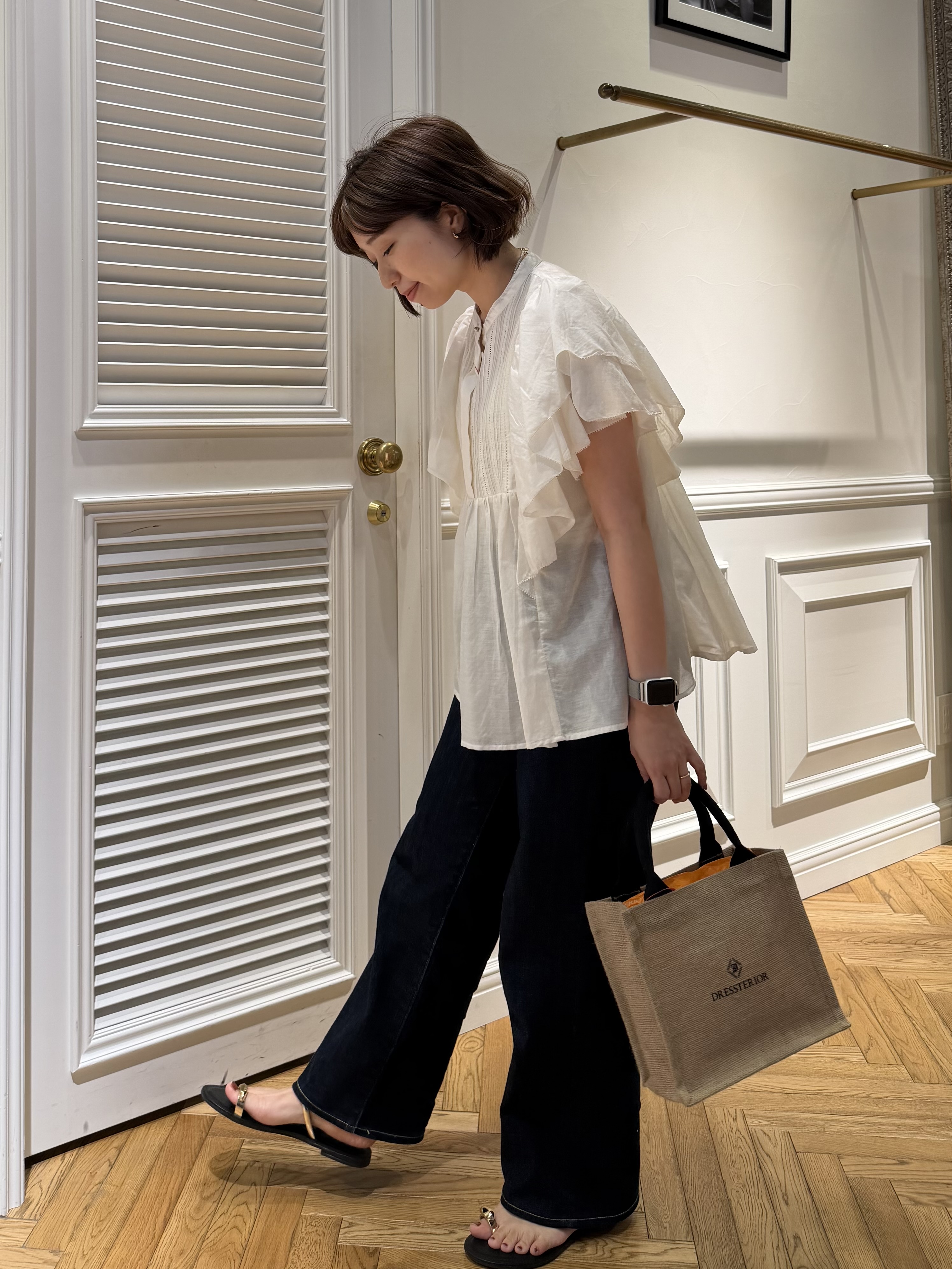つじ まこさんの「DRESSTERIOR｜コットンシルク ラッフルスリーブ ブラウス」を使ったコーディネート