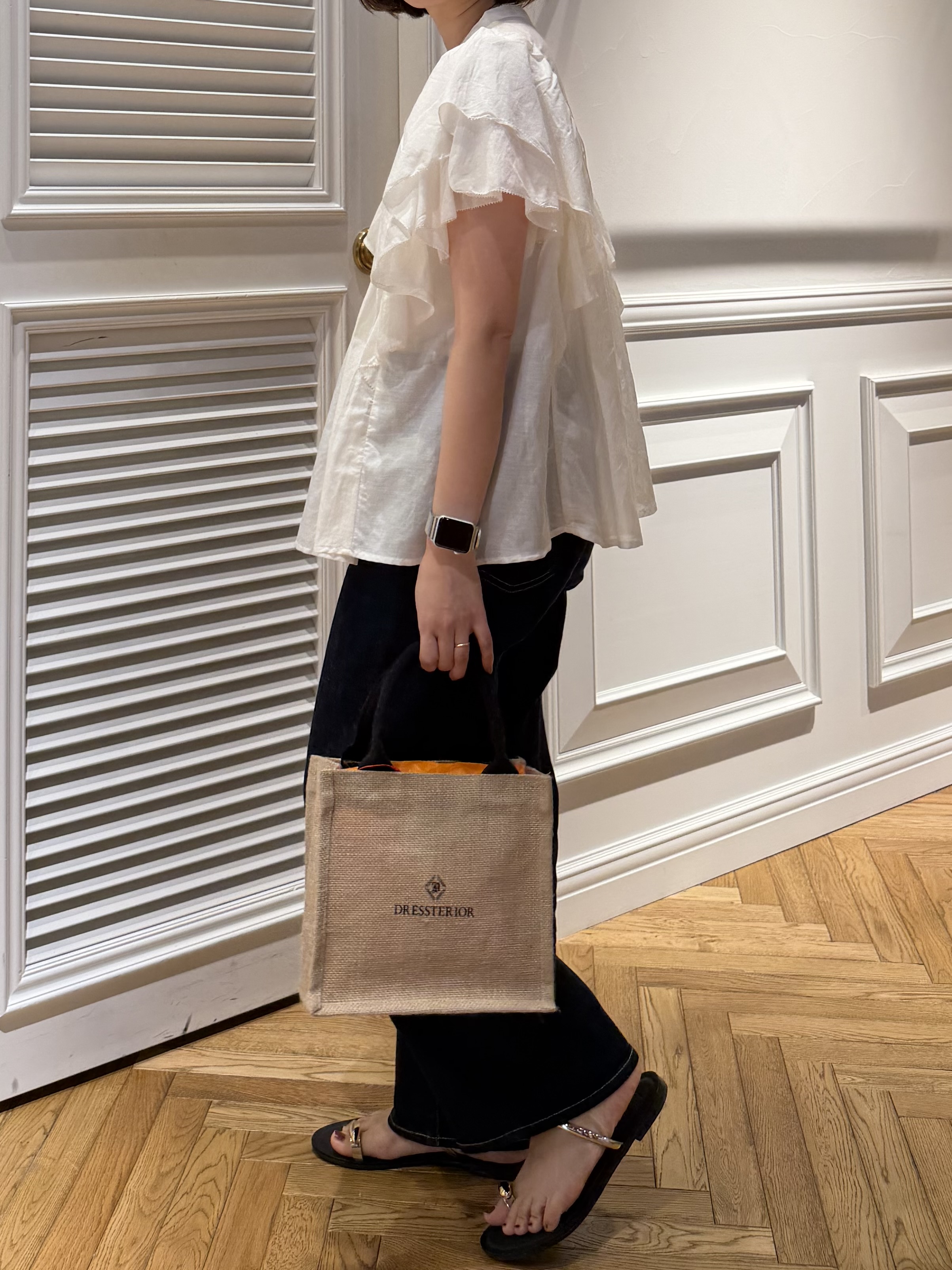 つじ まこさんの「DRESSTERIOR｜コットンシルク ラッフルスリーブ ブラウス」を使ったコーディネート