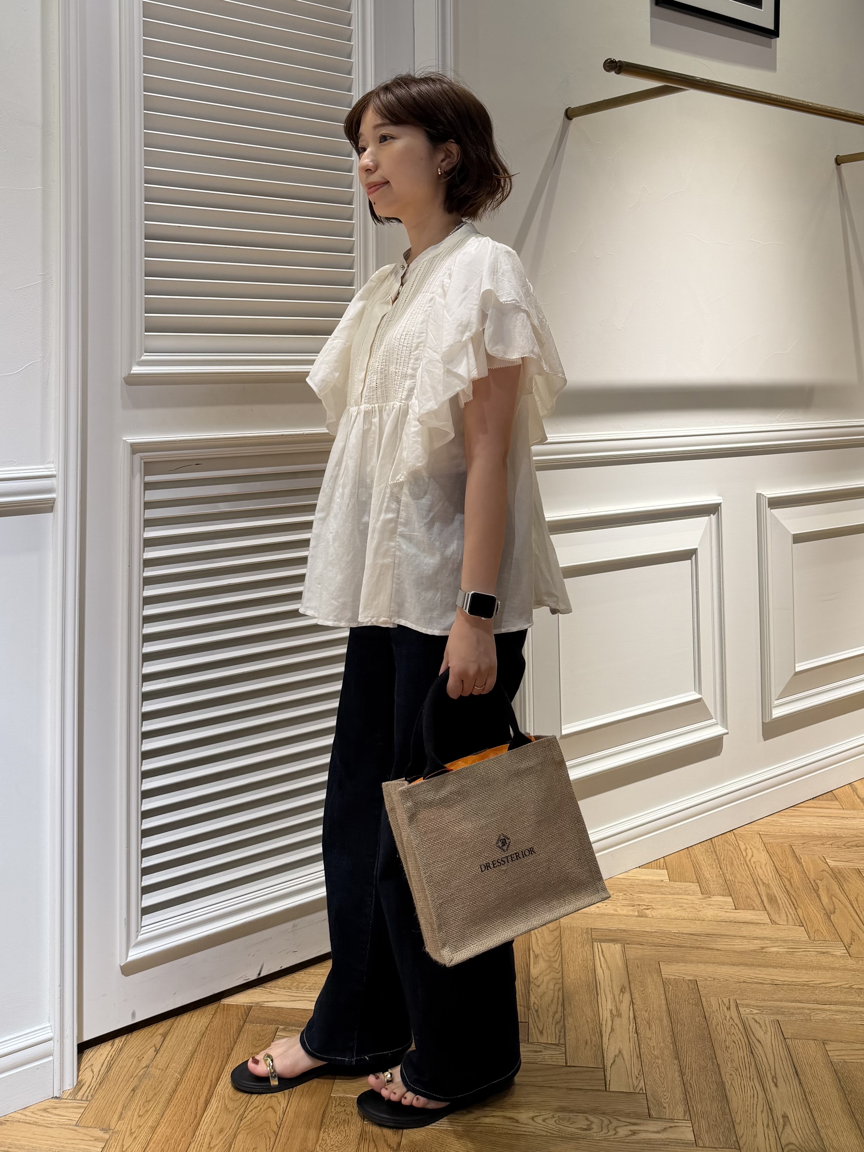 つじ まこさんの「DRESSTERIOR｜コットンシルク ラッフルスリーブ ブラウス」を使ったコーディネート