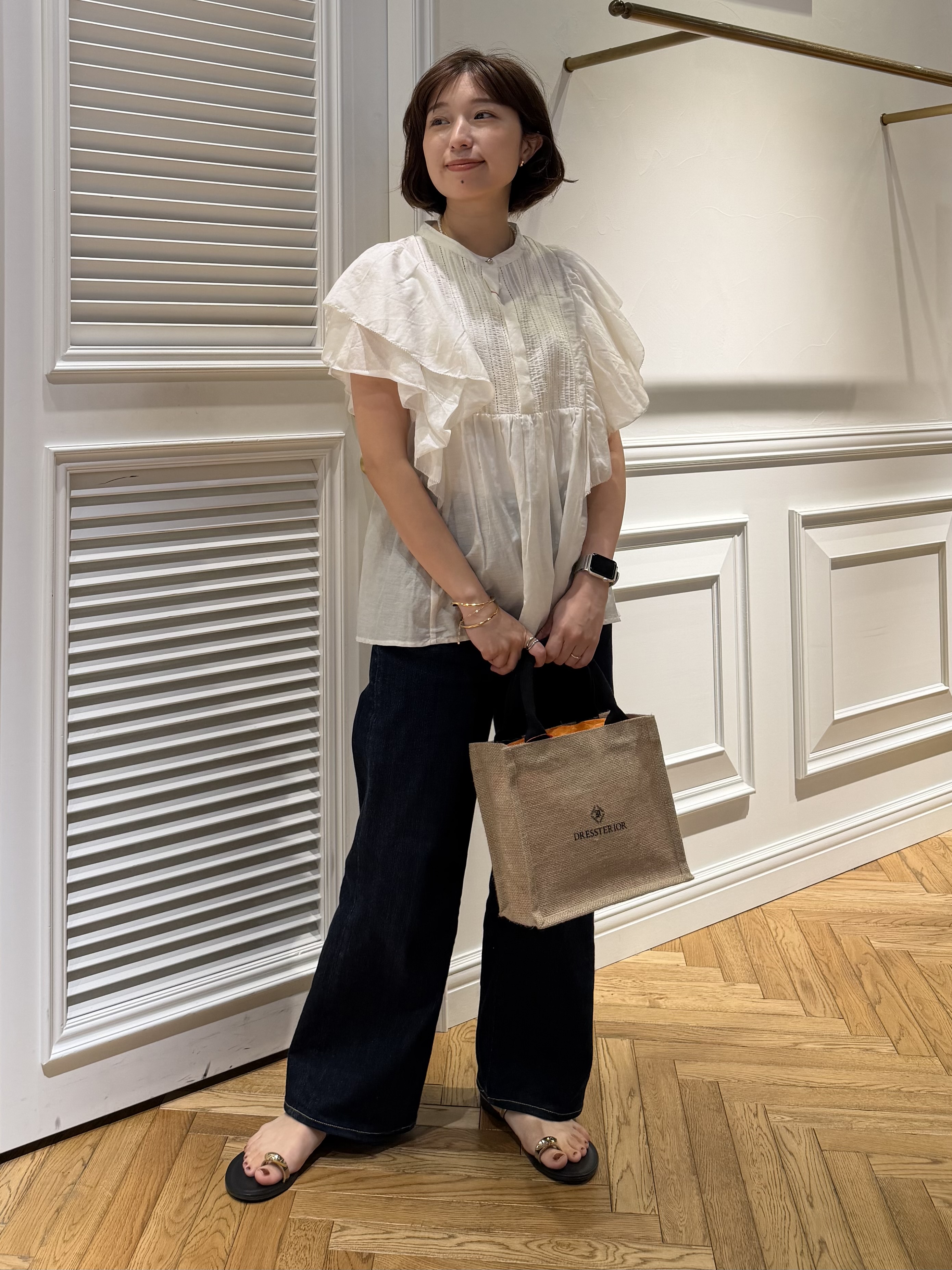 つじ まこさんの「DRESSTERIOR｜コットンシルク ラッフルスリーブ ブラウス」を使ったコーディネート